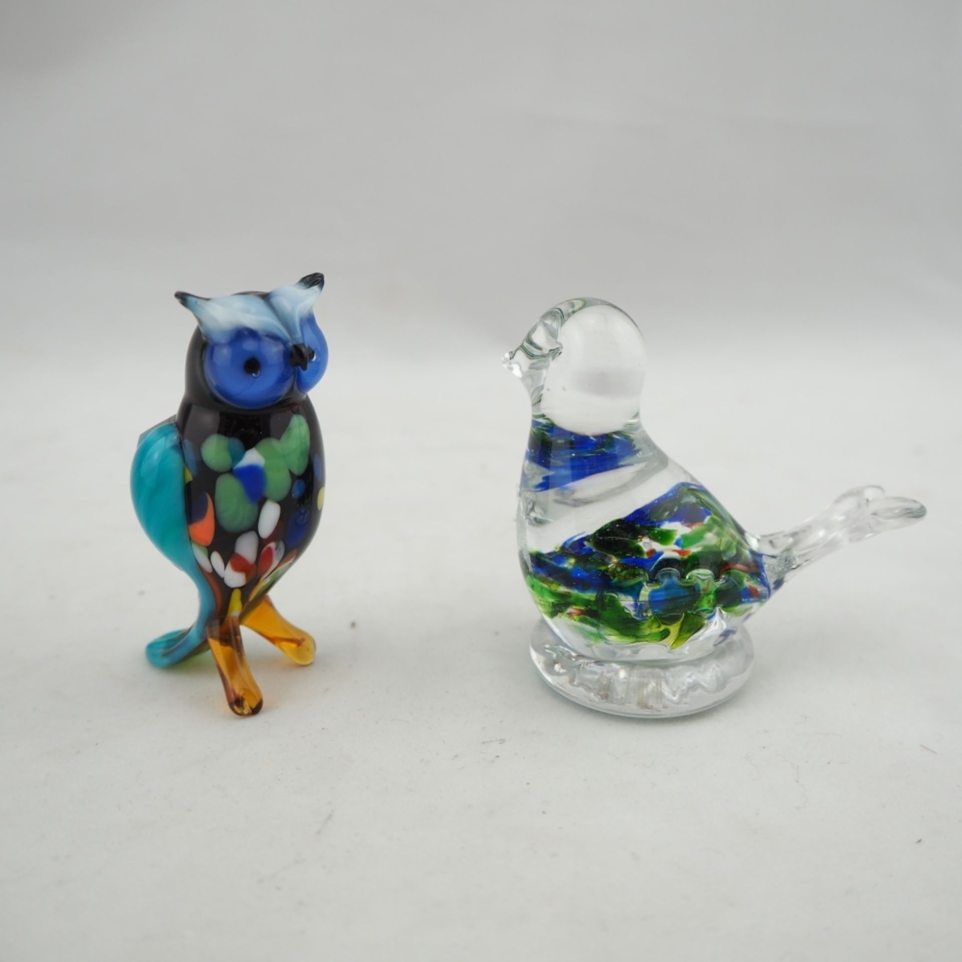 Zwei Glasvögel, 50er JahreVitrinenobjekte, eine sehr farbenfrohe Eule und ein Spatz mit