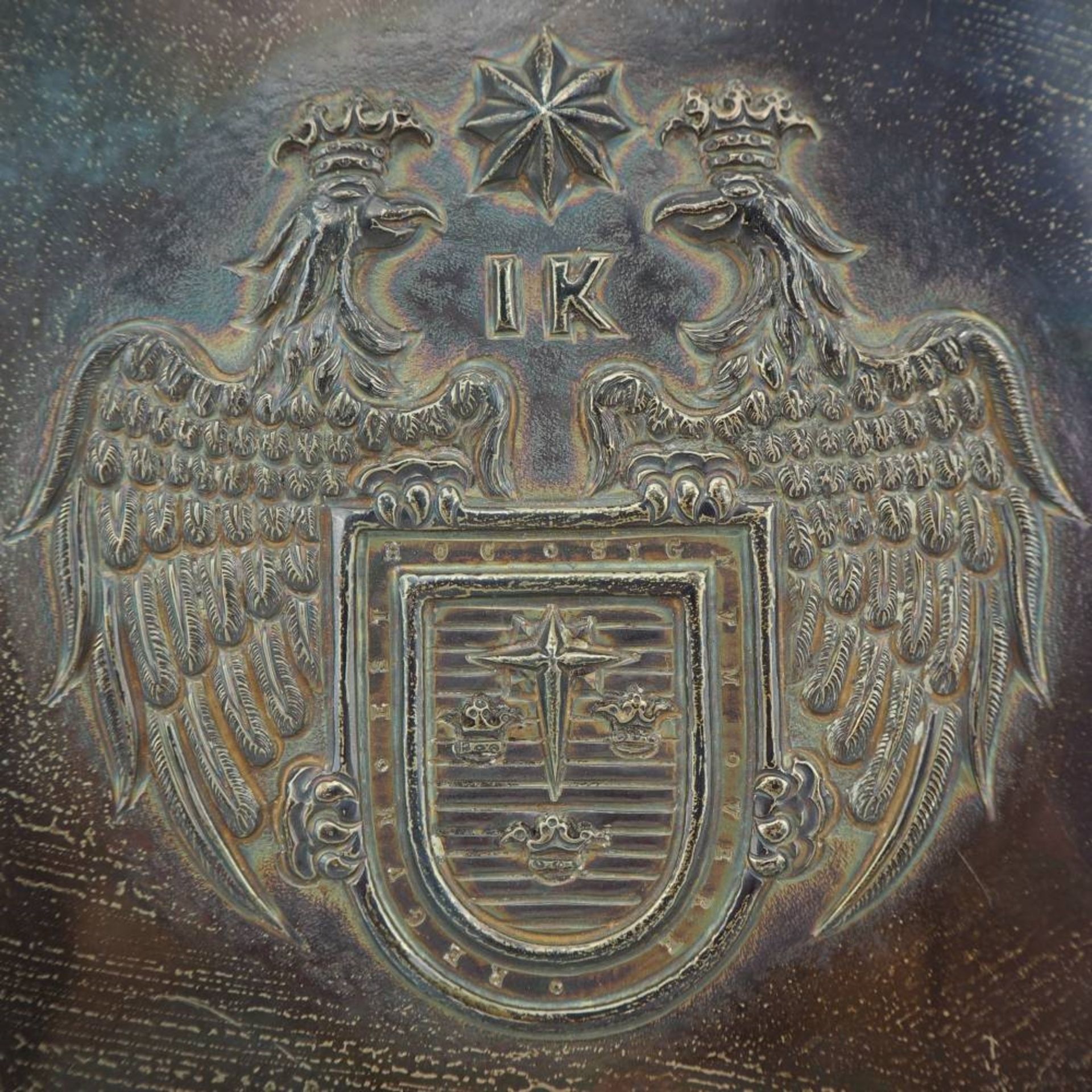 Wandteller Zinn, versilbert mit Wappenaus getriebenem und geprägtem Metall, gepunzt "wel - Bild 2 aus 3
