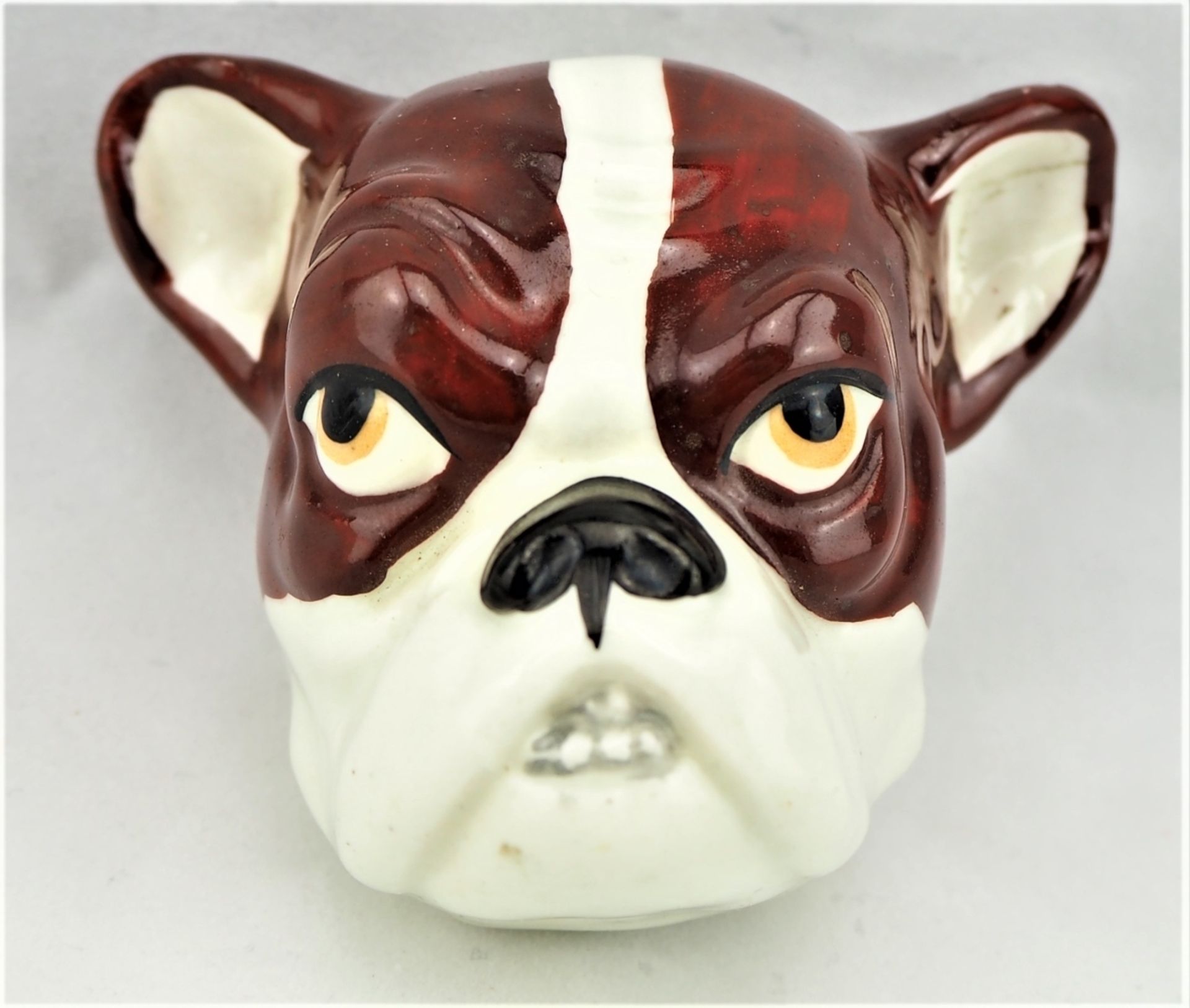 Bulldoggenkopf, wohl JapanUnterglasurbemalung in dunkelrot, rückseitig mit wohl japanisc