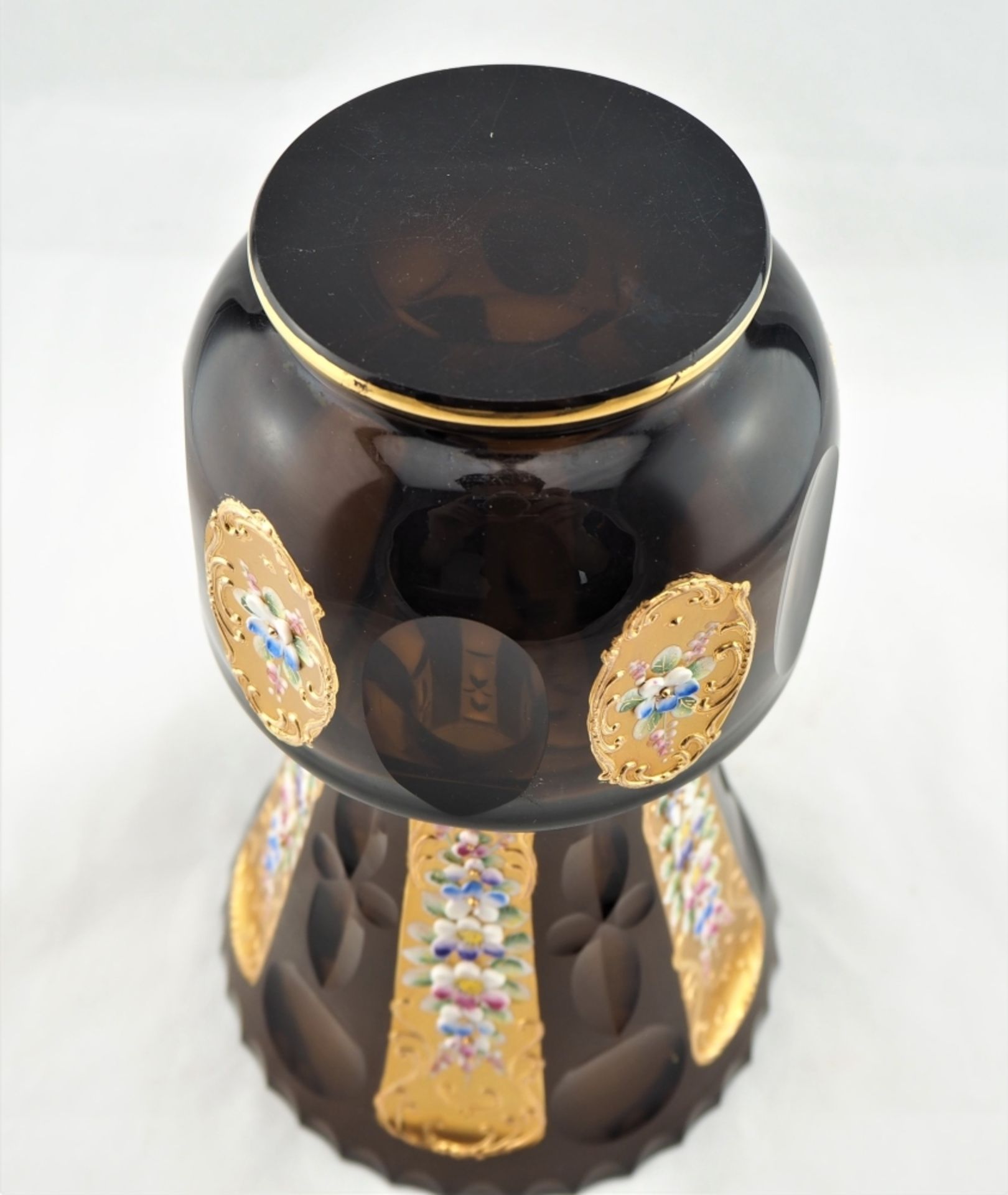 Vase, geschliffen, mit reicher Emailleverzierungaus braunem Glas, mit aufwändigem Schlif - Bild 4 aus 4