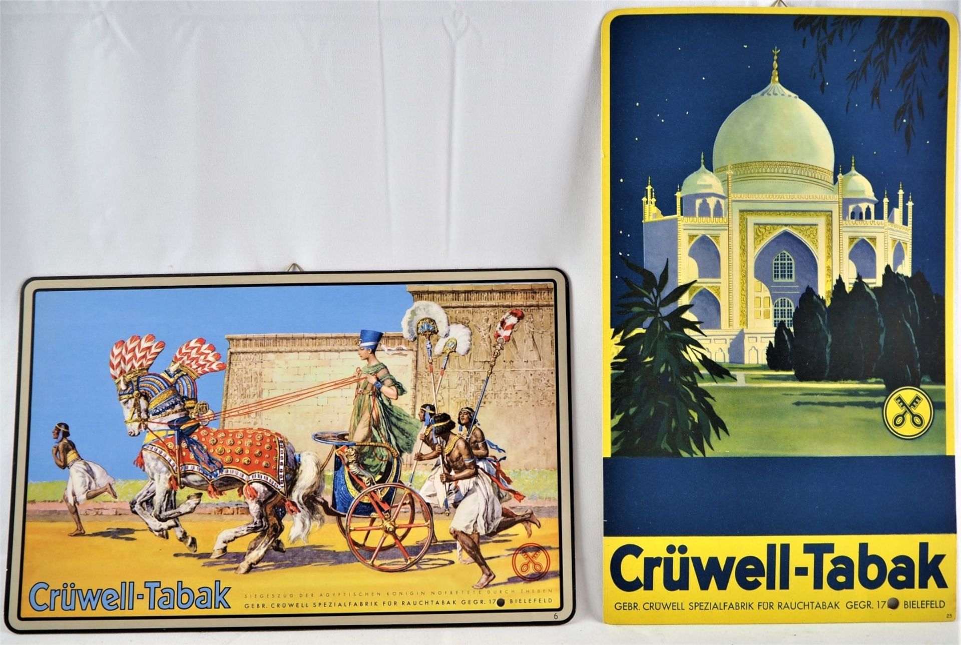 Werbeschilder "Crüwell-Tabak", 2 StückAuf Karton lithographiert, sehr farbenfroh gestalt