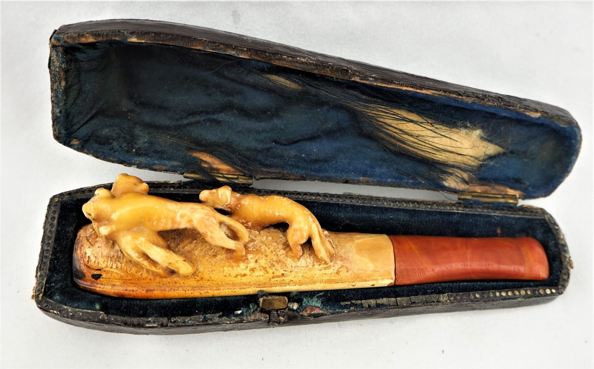 Meerschaum-Zigarettenspitze um 1880Pfeife geschnitzt, Darstellung dreier Hunde in Bewegu