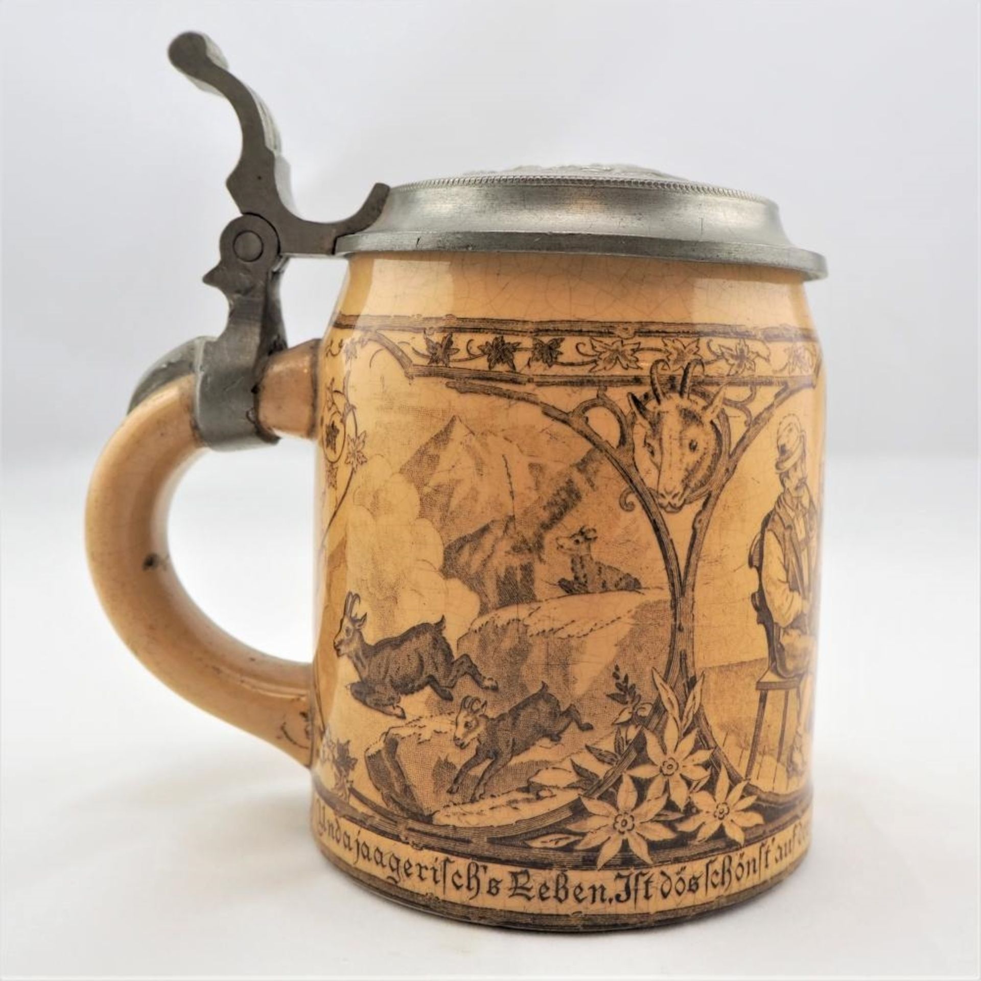 Bierkrug mit Zinndeckel, um 1880Steinzeug-Krug mit bemalter Gasthaus Szene, sowie Gebirg - Bild 3 aus 6