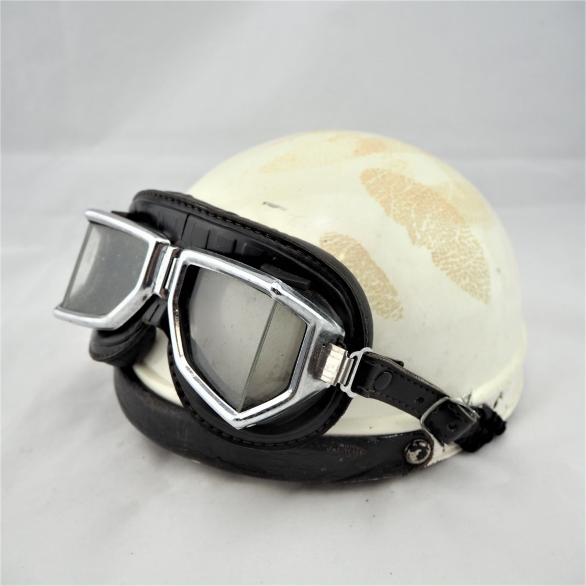 Motorrad-Helm, wohl 50er Jahre,Blech und Leder, mit Original-Brille. Gebraucht mit Spure