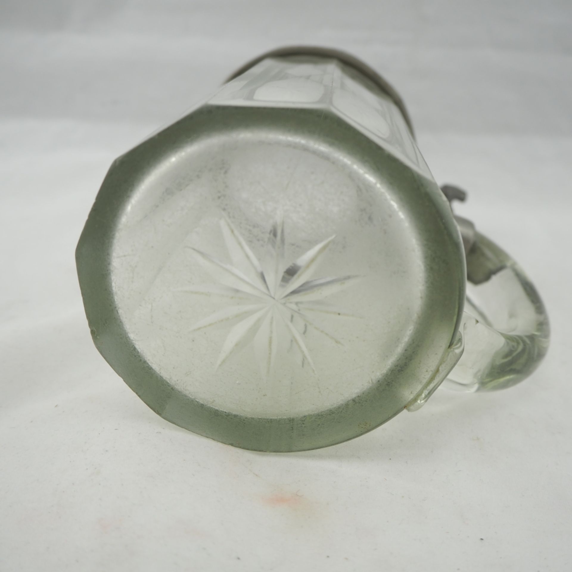 Glaskrug mit Deckel, um 1900aus Kristallglas mit Facettenschliff, Glasdeckel mit Zinnmon - Bild 3 aus 3