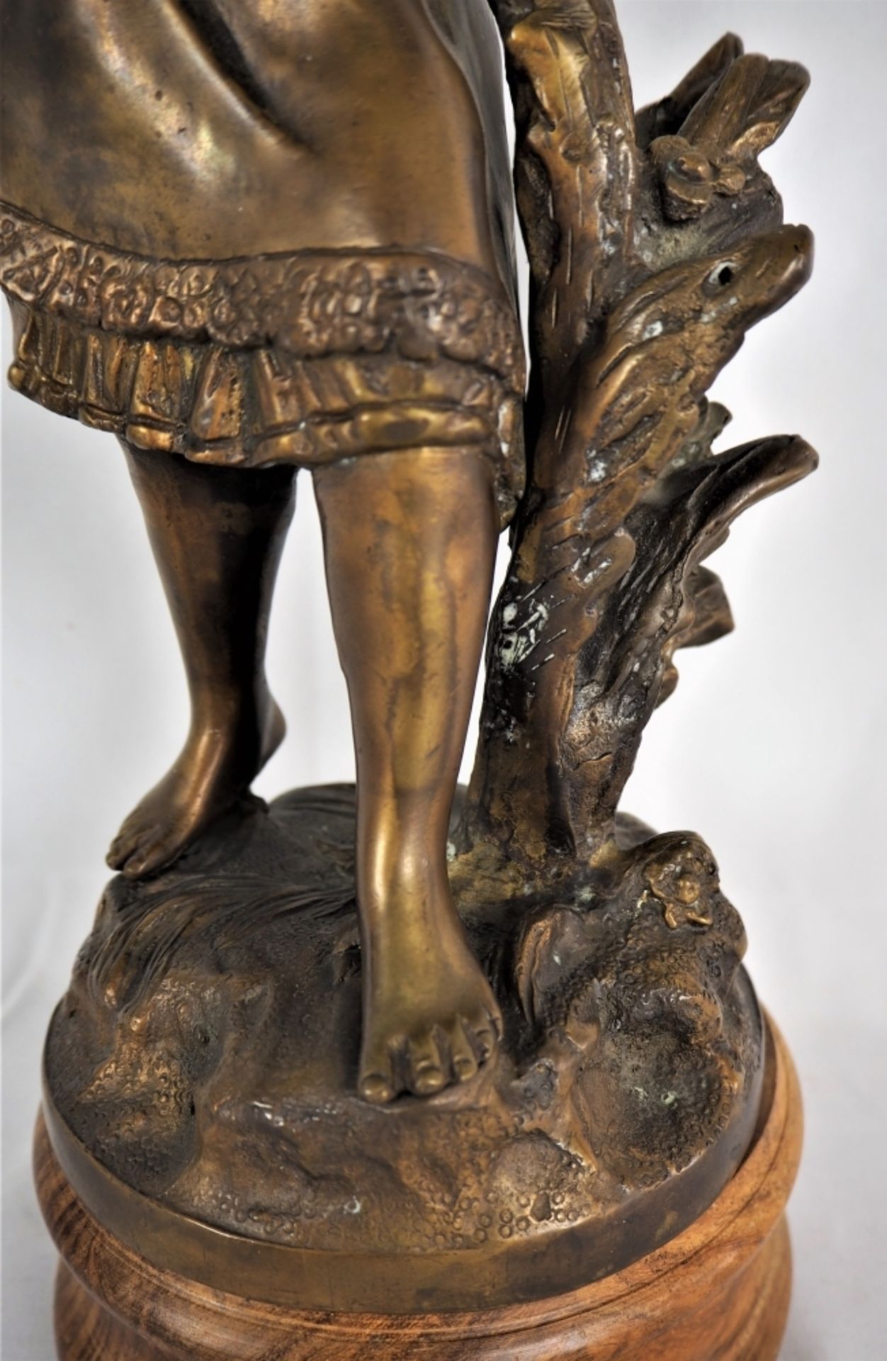 Bronze Skulptur eines Mächen, 20 Jh.Bronze Skulptur eines jungen Mädchen mit einer Blume - Bild 3 aus 5