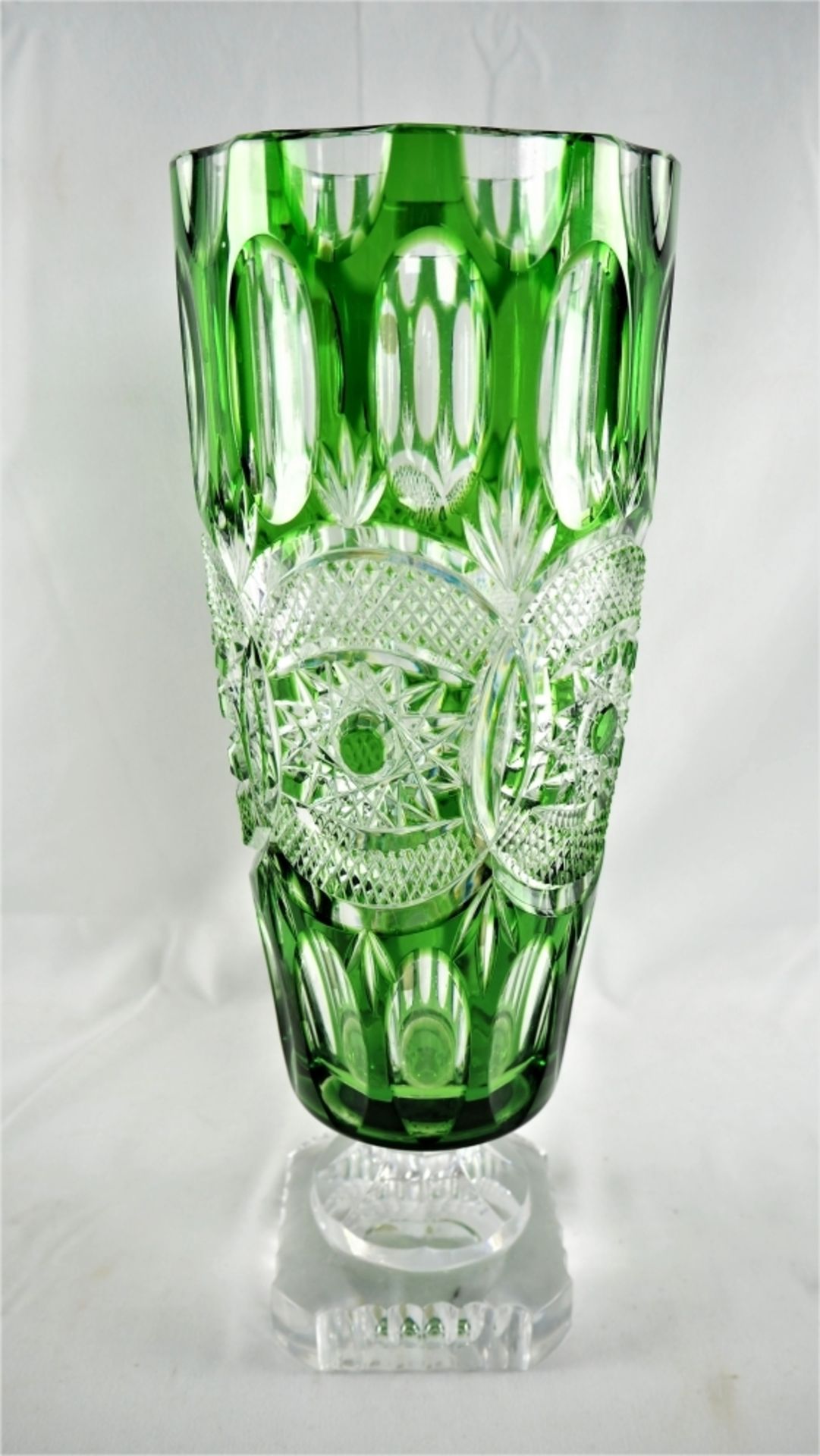 Große Kristallvase, Bleikristalldurchsichtig und teils grün überfangen, viereckiger Stan