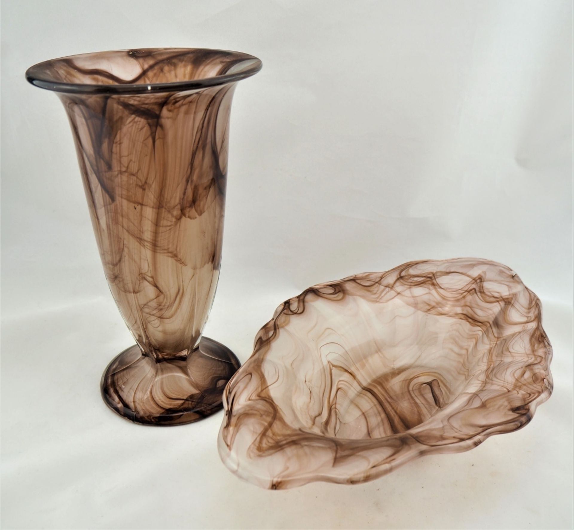 Vase und passende Schale, 50er JahreDickwandiges Klarglas mit braun eingefärbten Tönen.