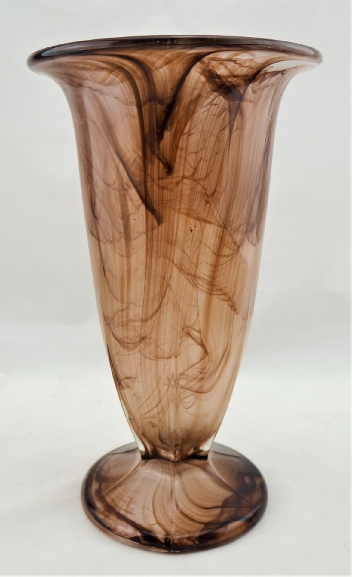 Vase und passende Schale, 50er JahreDickwandiges Klarglas mit braun eingefärbten Tönen. - Bild 2 aus 4