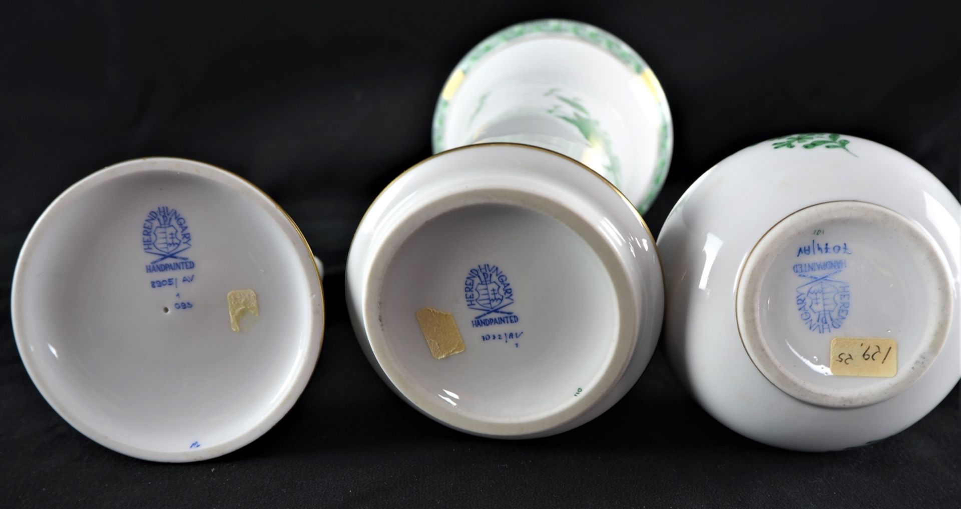 Drei Teile "Herend"-Porzellan, 2 Vasen + 1 Kerzenhalteralle Teile mit gleichem floralem - Bild 3 aus 3