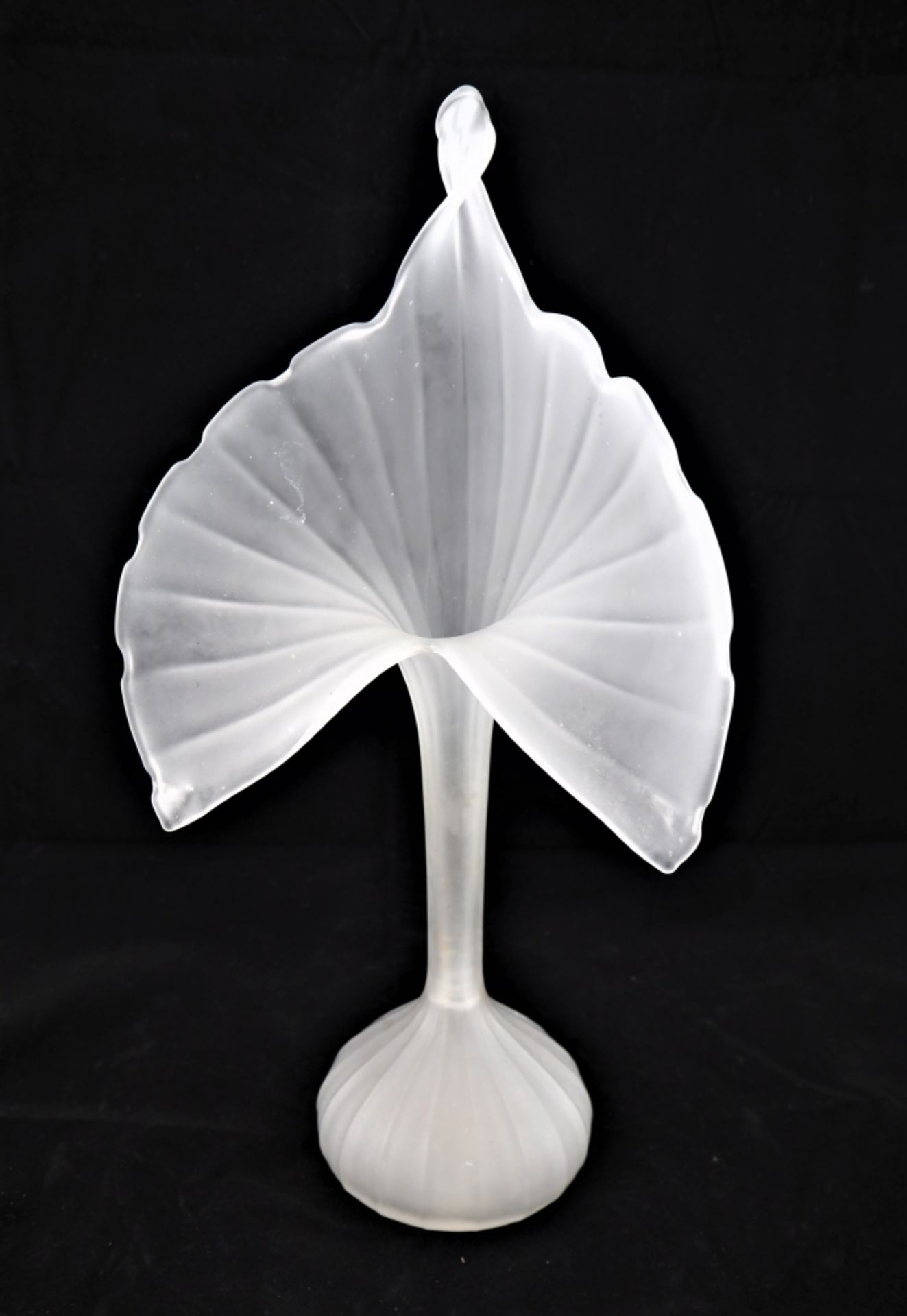 Vase Mattglas, Blumenform, wohl Murano 60er/70er Jahrebreiter, bauchiger Stand, sehr sch