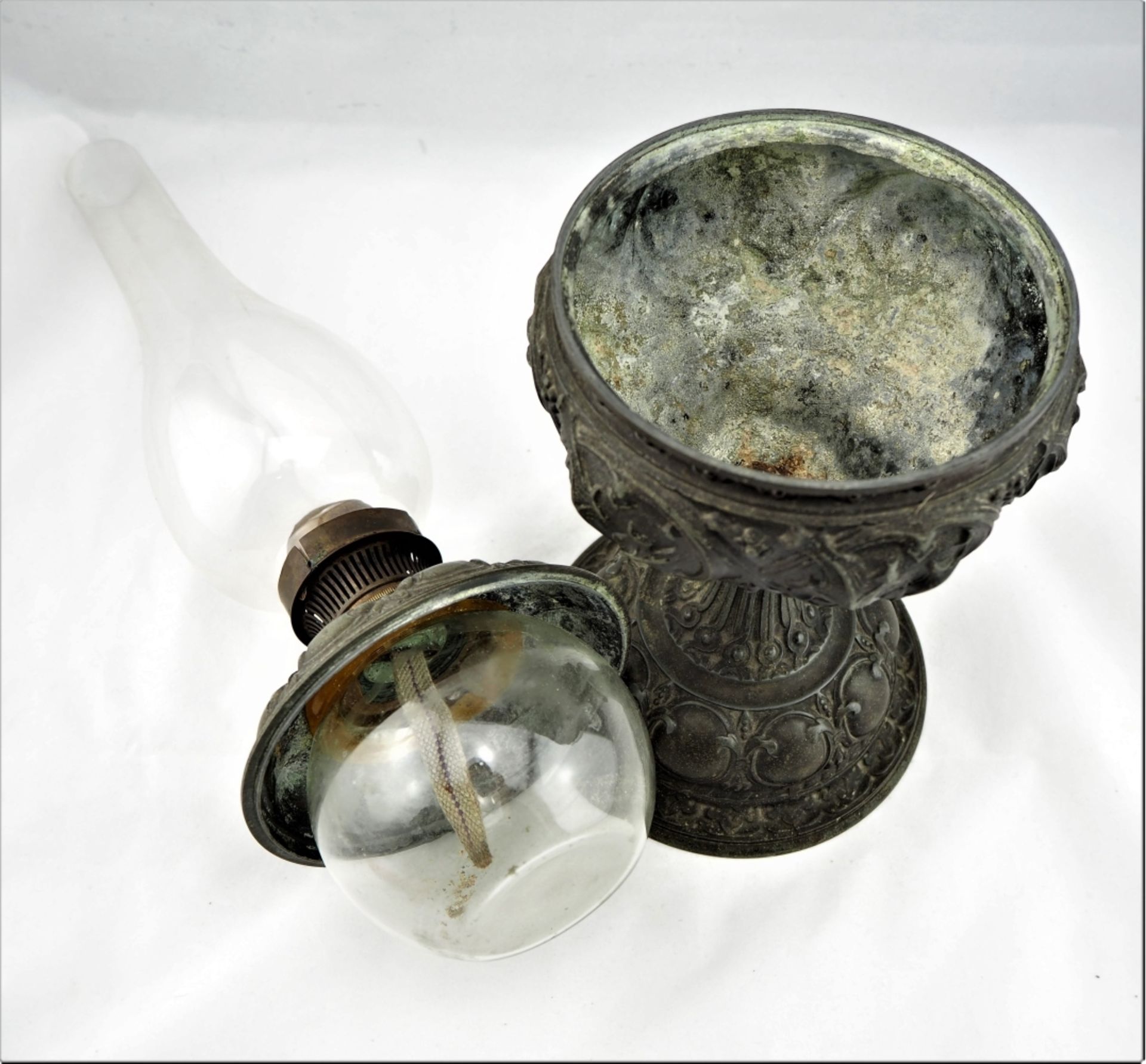 Antike Petroleumlampe, um 1900Fuß aus Metallguss patiniert, mit Brenner und Glaszylinder - Bild 4 aus 4