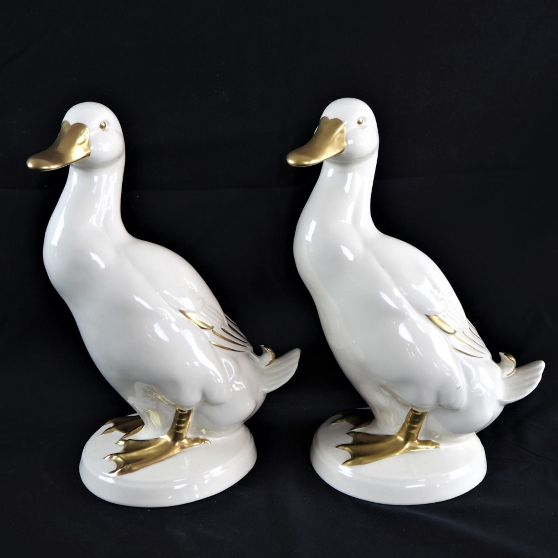 Paar Enten, Keramikweiß und golden glasiert, auf runder Plinthe stehend. Um 1970, am Bod