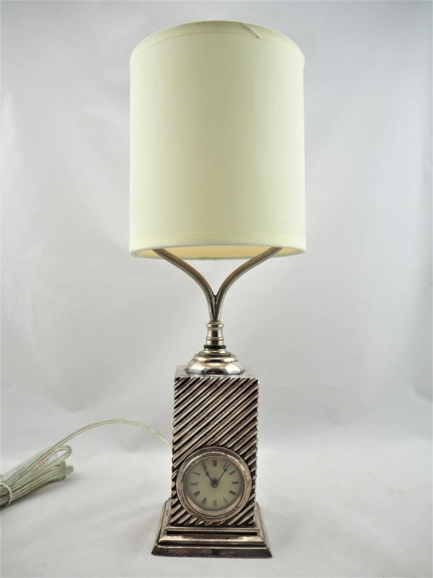 Tischlampe mit Uhr, um 1920Profilierter Stand, darüber viereckiger Korpus. Schräg gerill - Bild 4 aus 7