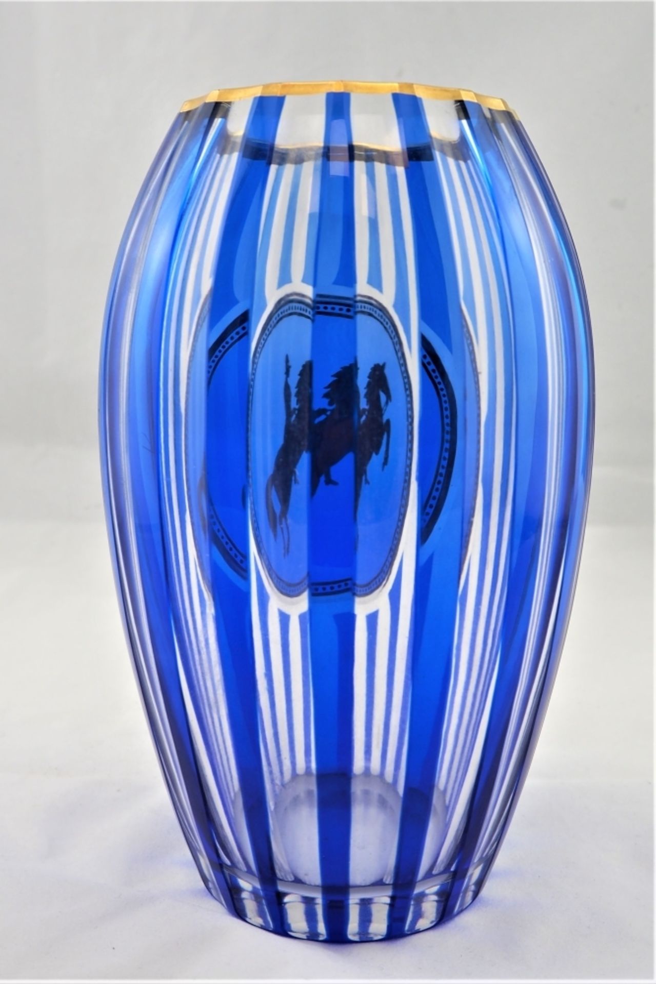 Biedermeier Vase, wohl Böhmenschwere, bauchige Vase mit blauem Überfang, verziert mit Sc - Bild 2 aus 4