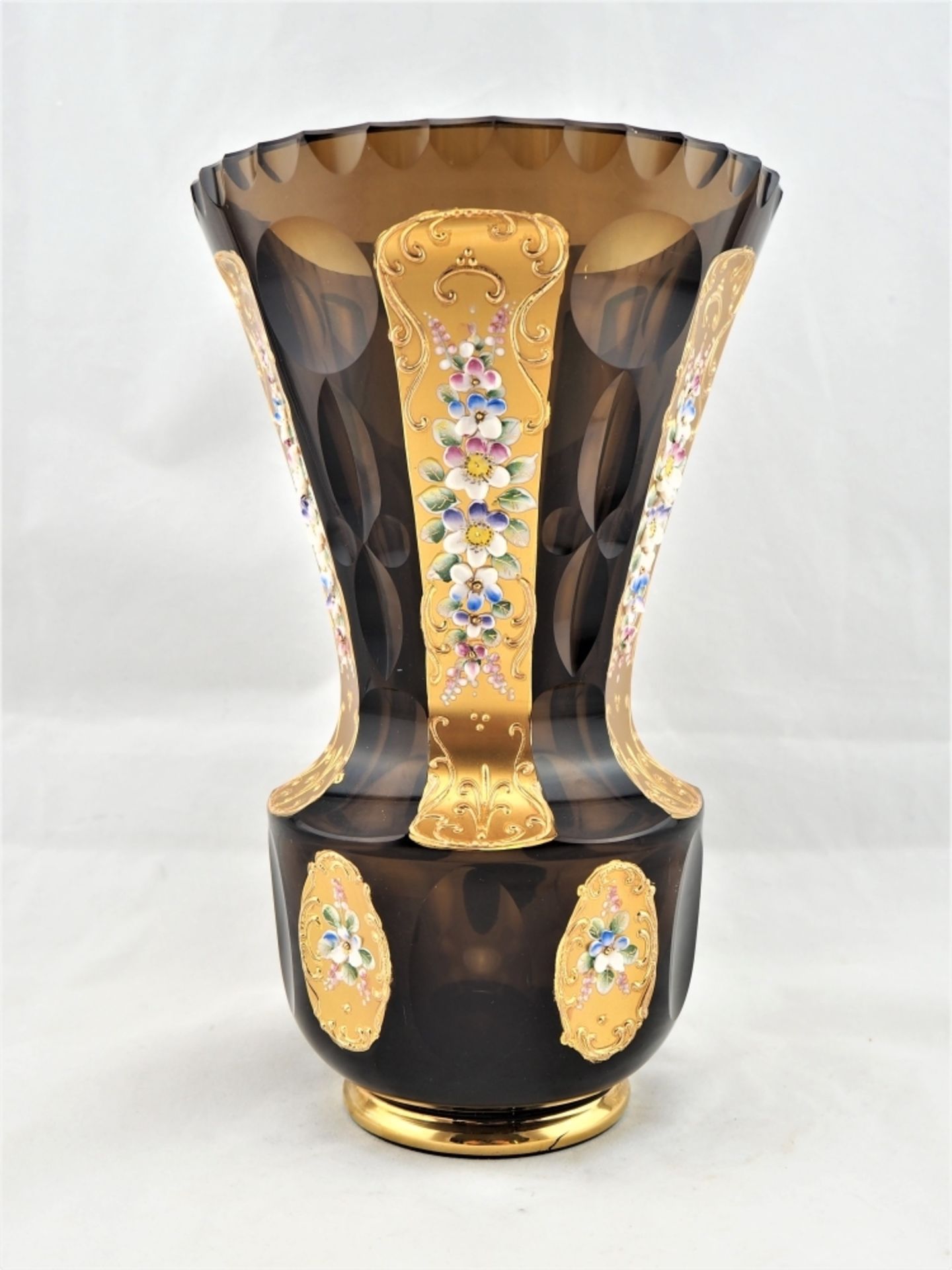 Vase, geschliffen, mit reicher Emailleverzierungaus braunem Glas, mit aufwändigem Schlif