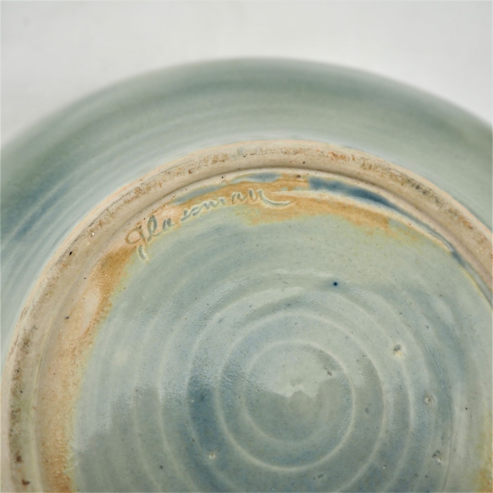 Keramik-Schale, sign.Unterglasurbemalung in blaugrau, am Boden signiert, Glasur krakelie - Image 3 of 3