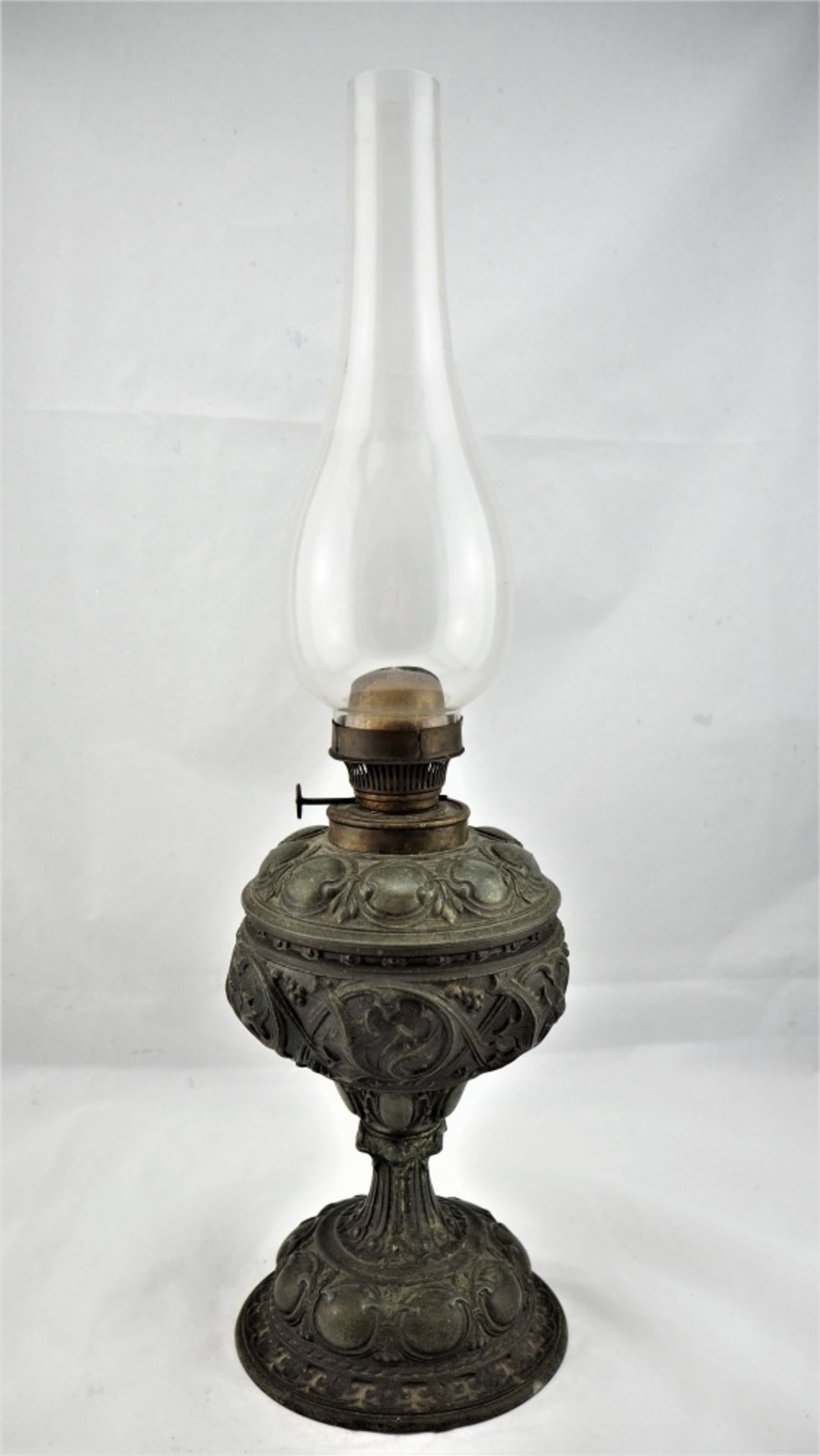 Antike Petroleumlampe, um 1900Fuß aus Metallguss patiniert, mit Brenner und Glaszylinder