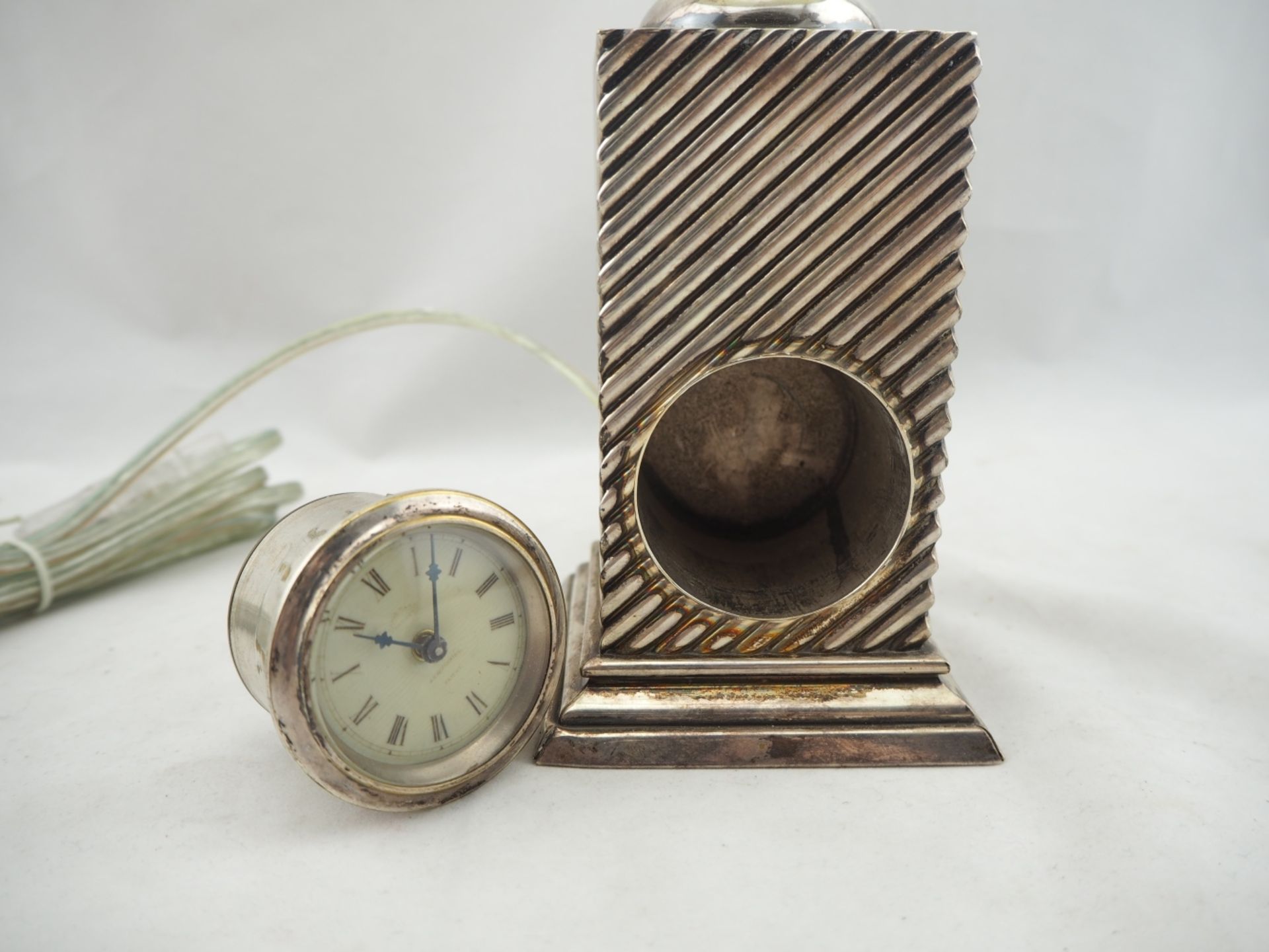 Tischlampe mit Uhr, um 1920Profilierter Stand, darüber viereckiger Korpus. Schräg gerill - Bild 5 aus 7