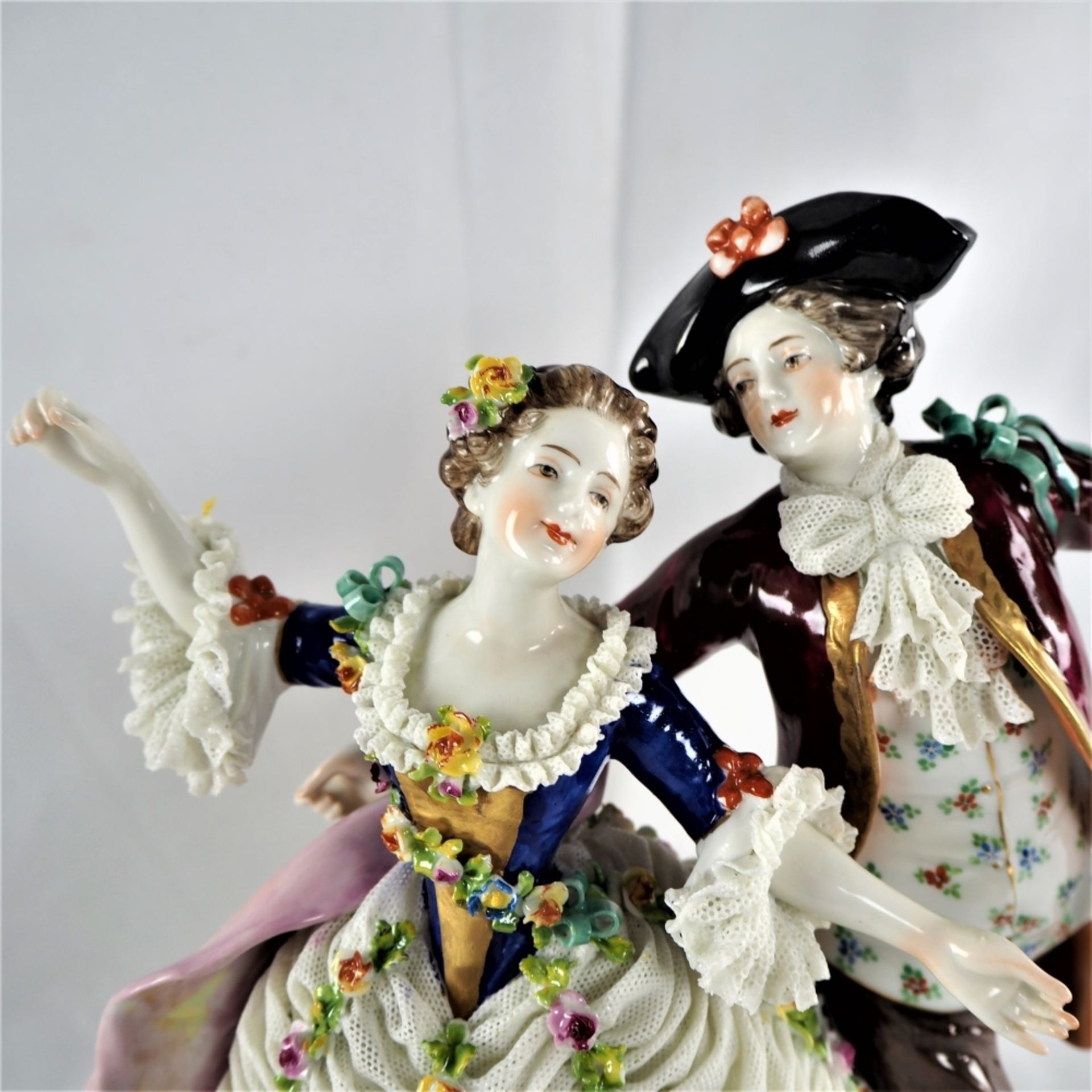 Rokoko-Gruppe junges, tanzendes PaarPorzellan weiß mit reicher Unterglasurbemalung, Frau - Bild 2 aus 5