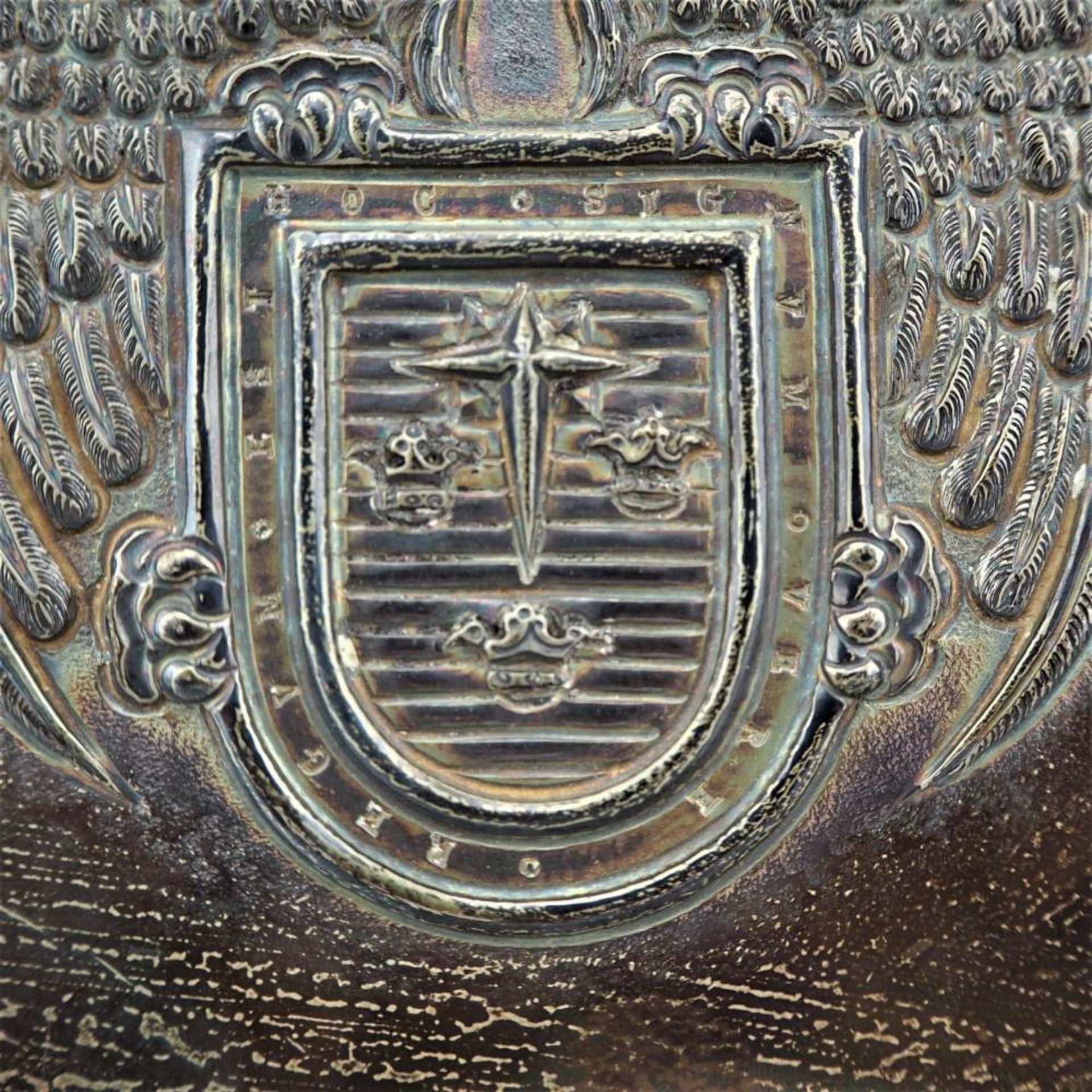 Wandteller Zinn, versilbert mit Wappenaus getriebenem und geprägtem Metall, gepunzt "wel - Bild 3 aus 3
