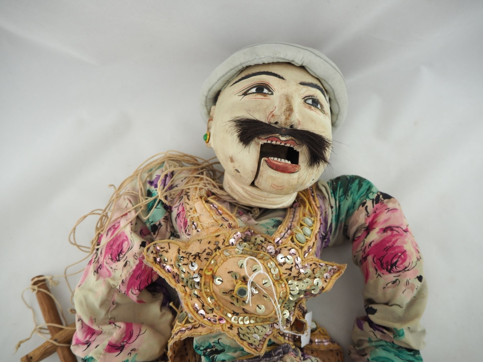 Marionette/TheaterpuppeWohl asiatisch. Kopf, Hände und Füße aus Holz geschnitzt und über - Bild 2 aus 3