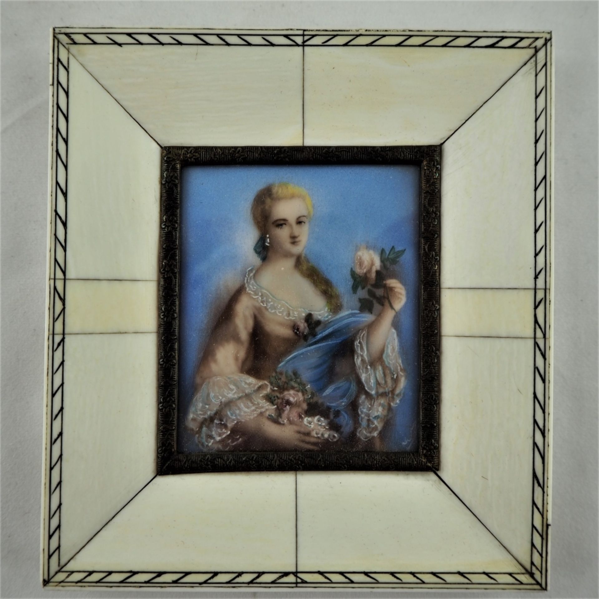 Drei Miniaturen Damenprofile,zweimal oval, einmal viereckig, Rahmen aus Elfenbein, zweim - Bild 2 aus 5