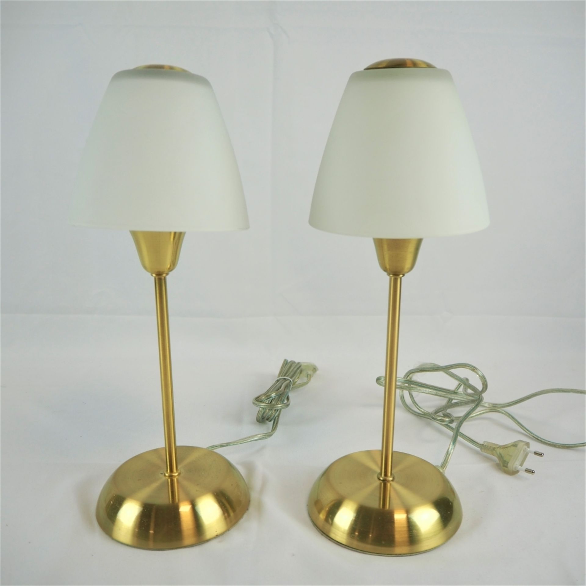 Paar Nachttischlampen 70er JahreFuß aus Messing, Schirm aus Mattglas, intakt. H. 36c