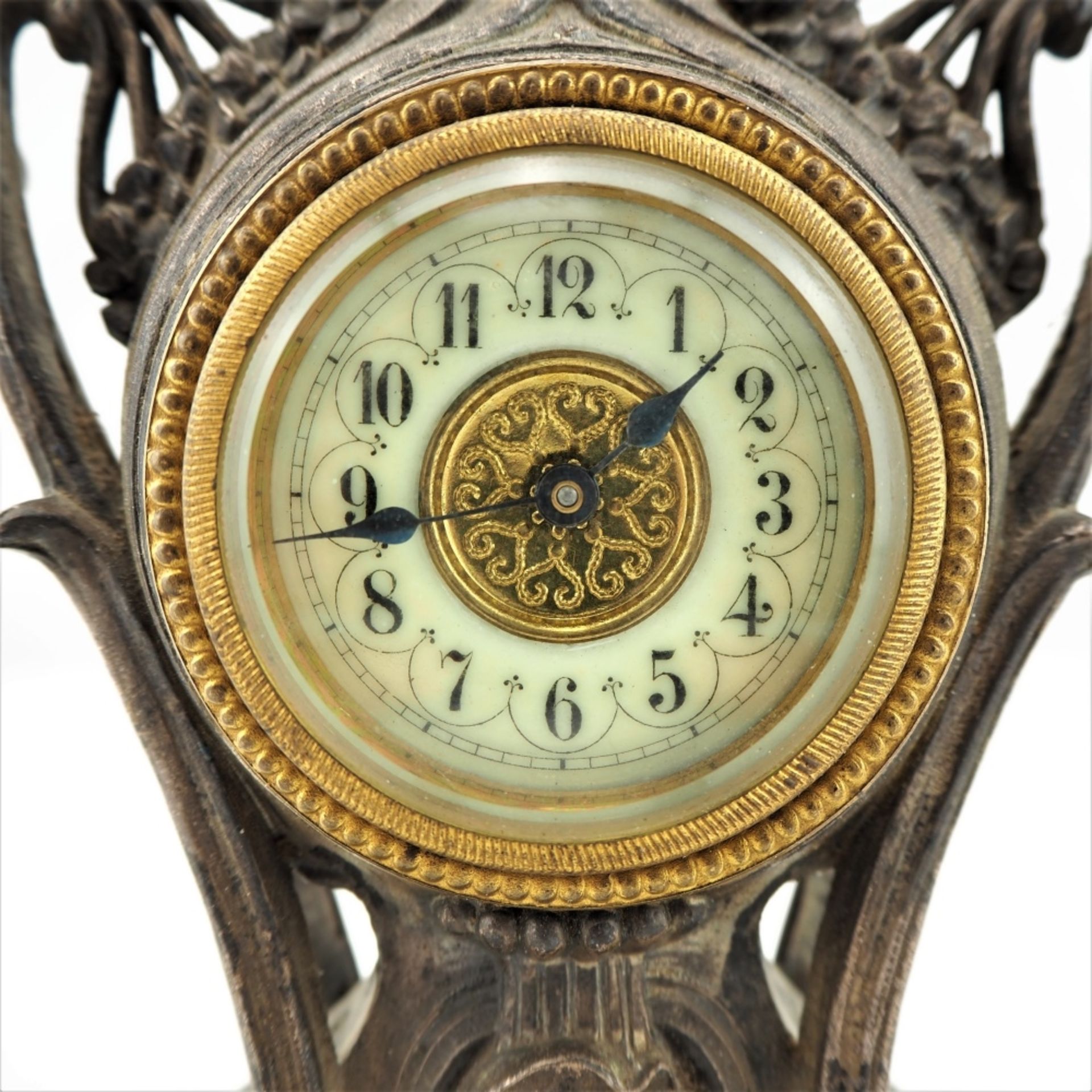 Kleine Jugendstiluhr, um 1900Schweres Metallgehäuse, aufwändig mit floralen Jegundstilmo - Bild 4 aus 4