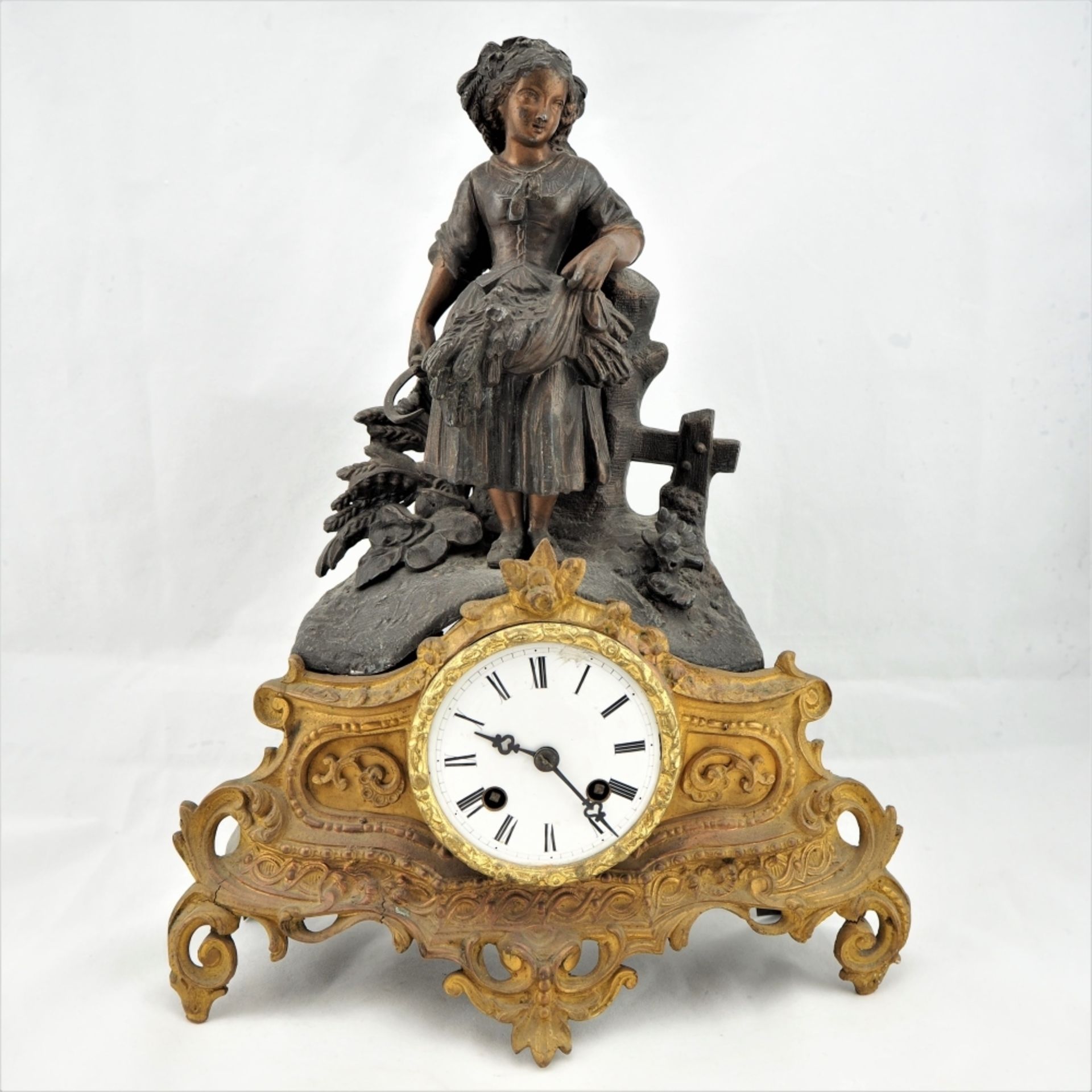 Pendule, Frankreich um 1870Gehäuse aus Bronze, Figur aus Spritzguss, patiniert. Uhrwerk