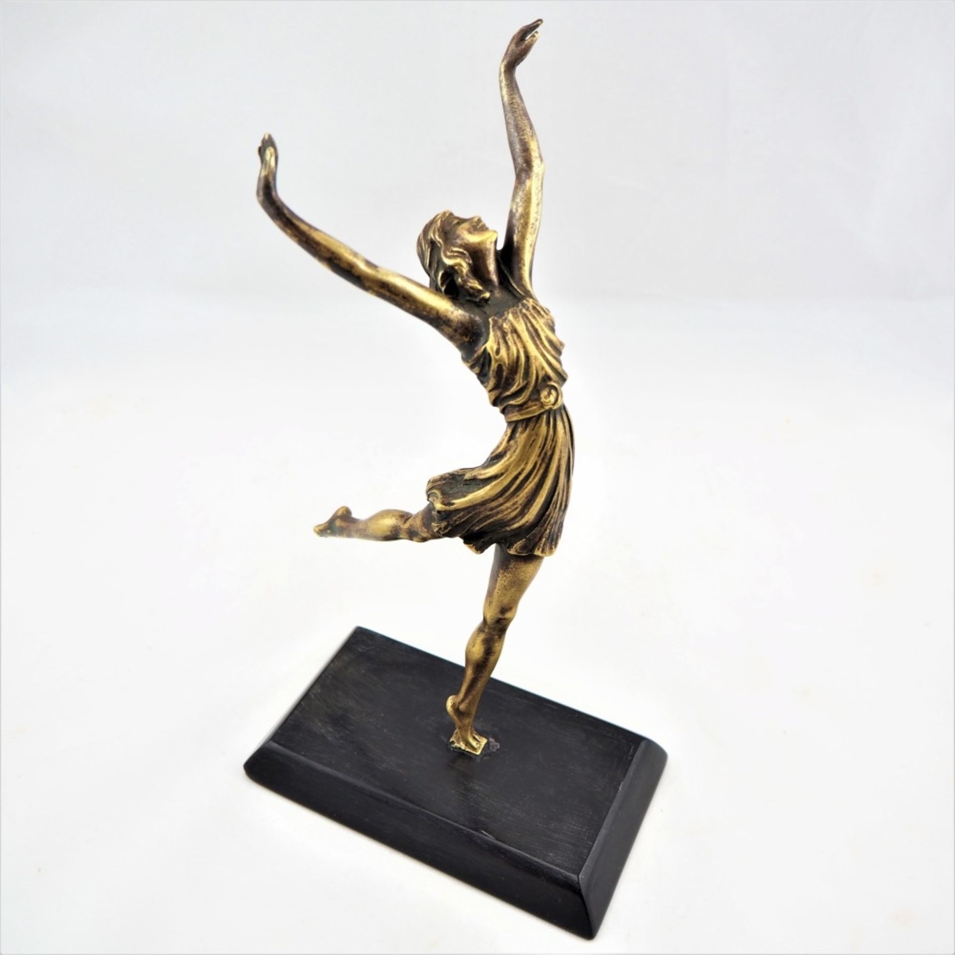 Jugendstil Tänzerin, um 1900Fein ausgearbeitete Bronze Skulptur einer tänzelnden Schönhe