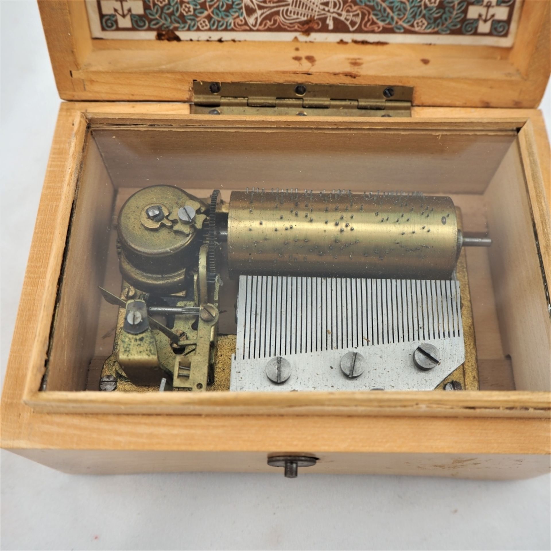 Schweizer Spieldose von 1927kleine Walzenspieldose mit zwei Melodien im Holzkasten. Im D - Bild 3 aus 5