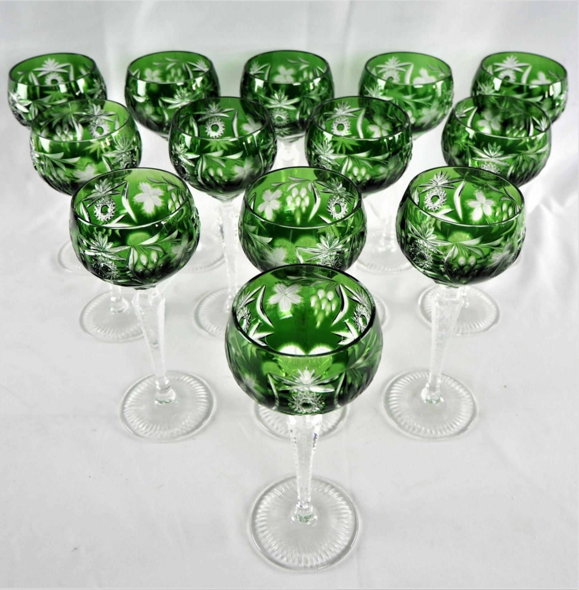 Weingläser, 13 Stück, Bleikristalldurchsichtig, mit grünem Überfang und reichlich floral