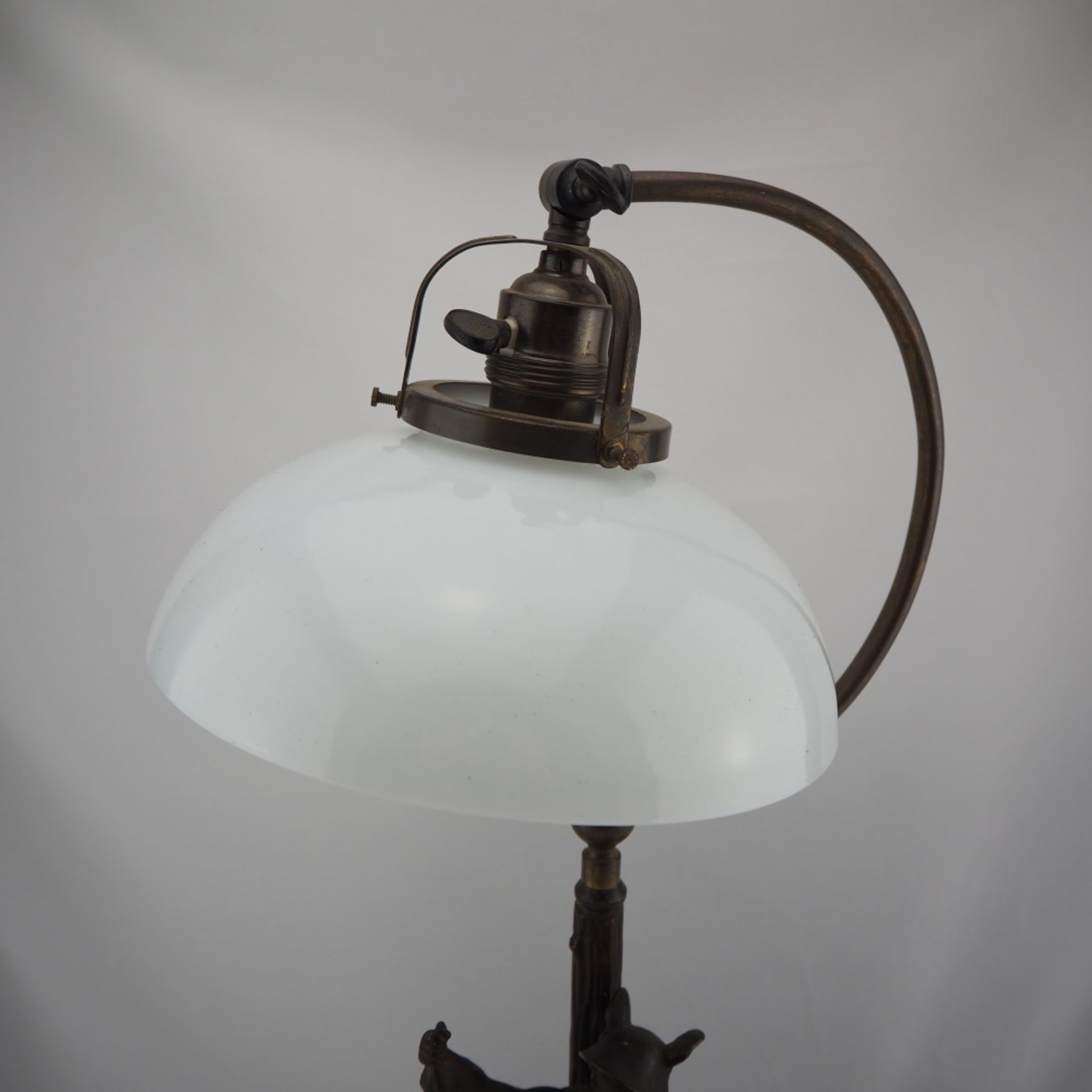 Tischlampe um 1900Schreibtischlampe, Deutsch um 1900. Fuß aus Metallguss, patiniert. Dar - Bild 2 aus 3