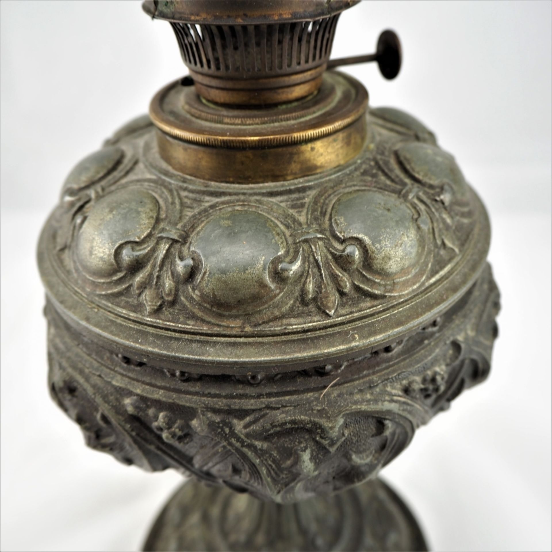 Antike Petroleumlampe, um 1900Fuß aus Metallguss patiniert, mit Brenner und Glaszylinder - Bild 3 aus 4