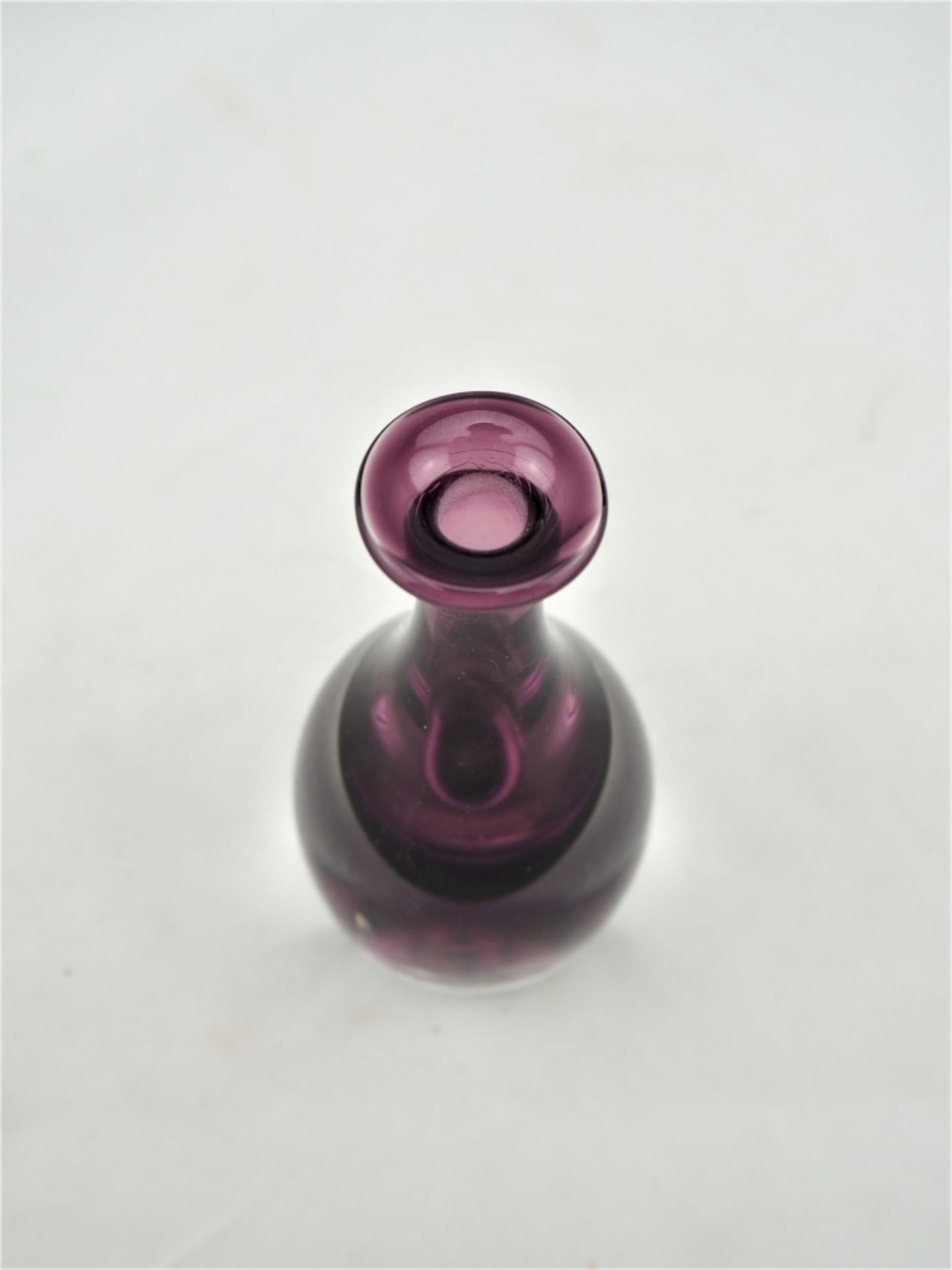 Flakon, Glasstudio Hetalaga, 1988, Schwedenschwerer Flakon mit violettem Einschluss, am - Bild 2 aus 3