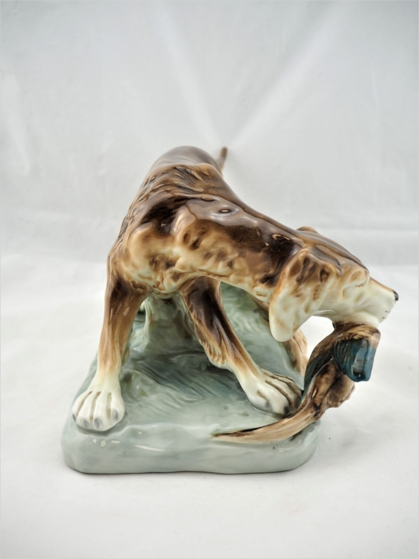 Jagdhund, 50er JahreWeißes Porzellan, unterglasurbemalt, Darstellung eines Jagdhundes mi - Bild 3 aus 5