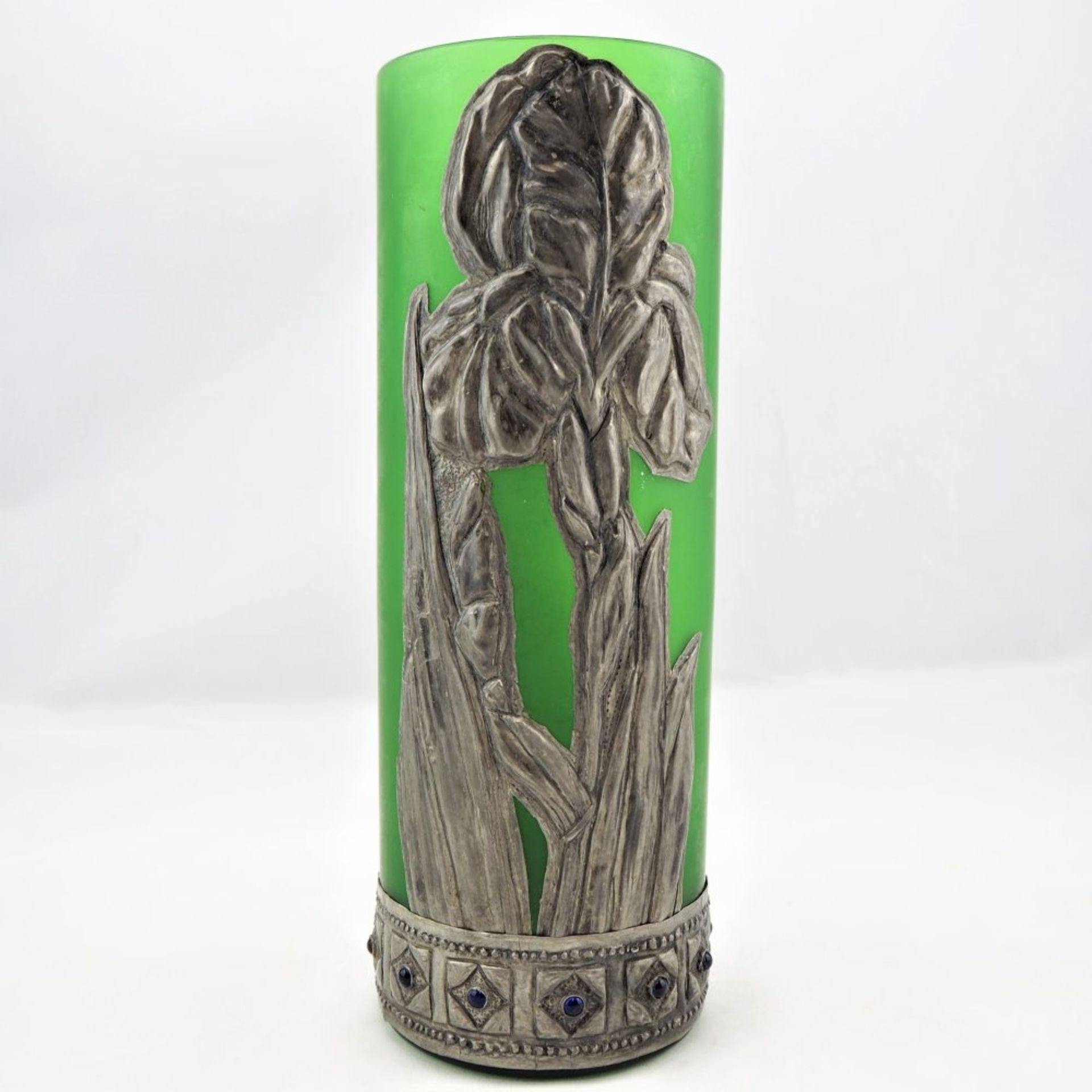 Vase mit Zinnmontour, um 1900Grünes Mattglas mit floraler Zinnmontur. Unterer Rand mit C