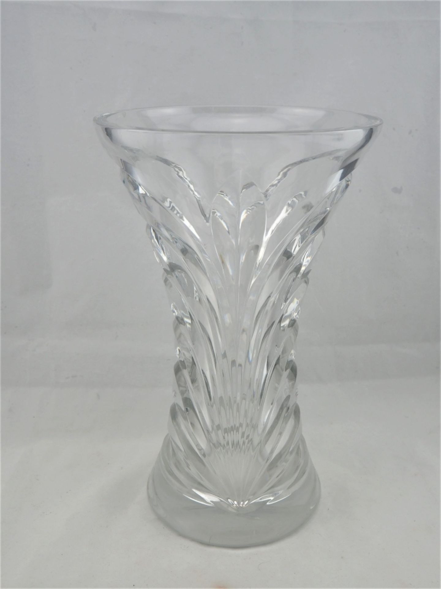 Sehr schwere, große Vase, wohl 30er Jahrehelles, gegossenes Glas mit Blattmotiv, breiter