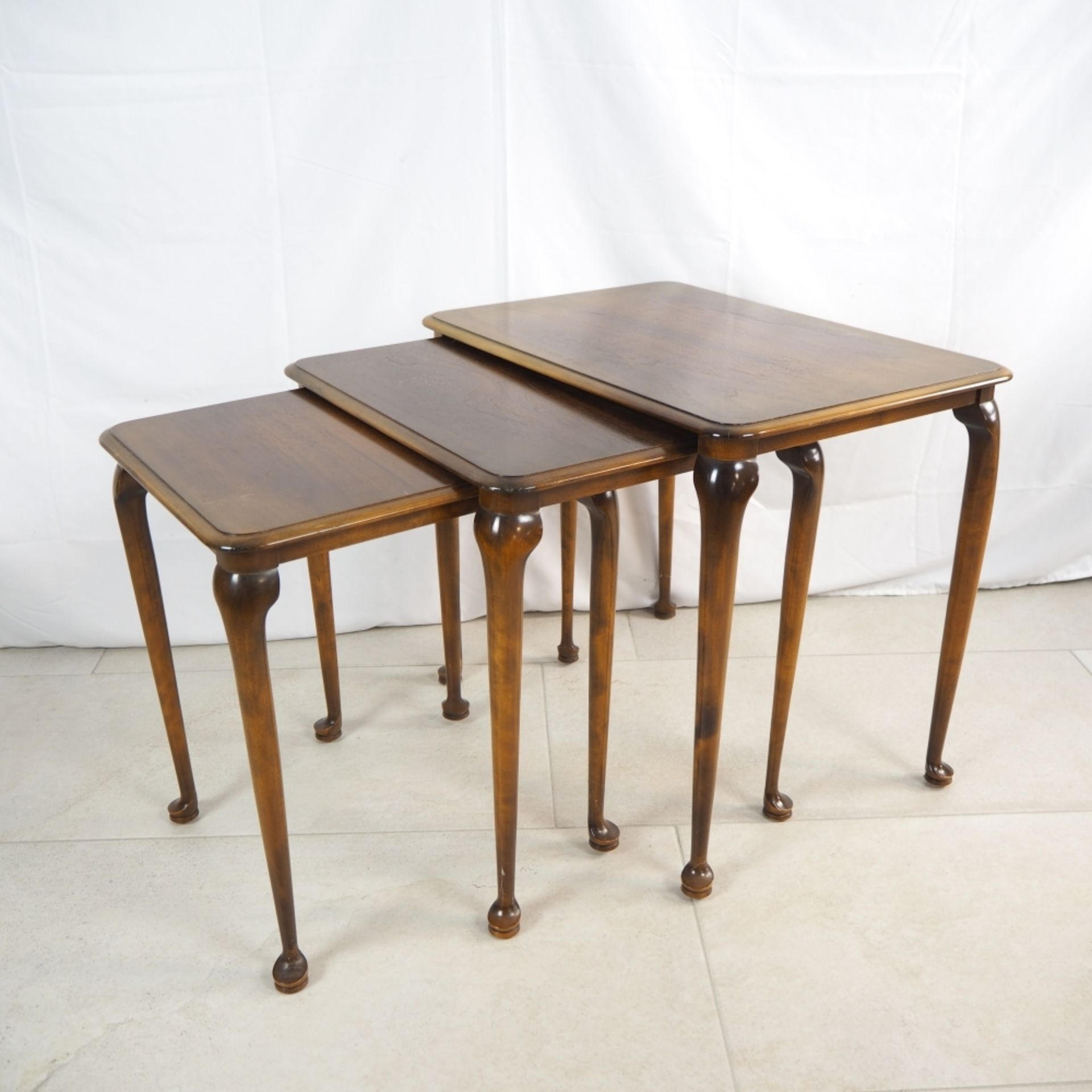 Tischchen, 3er Satz, 50er Jahreaus Buchenholz gefertigt, teils Nussbaum furniert, 3er Sa