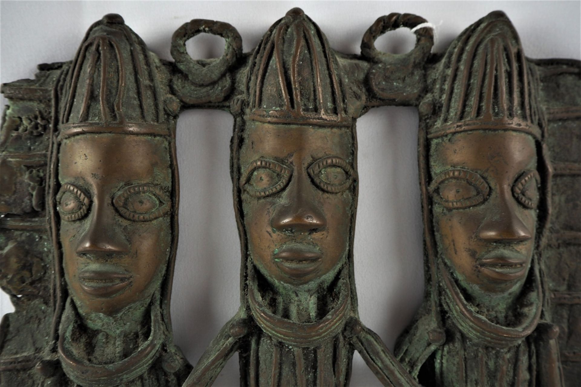 Bronzerelief Benin3-figuriges Bronzerelief aus dem Benin, halbplastische Darstellung, Ko - Bild 2 aus 3