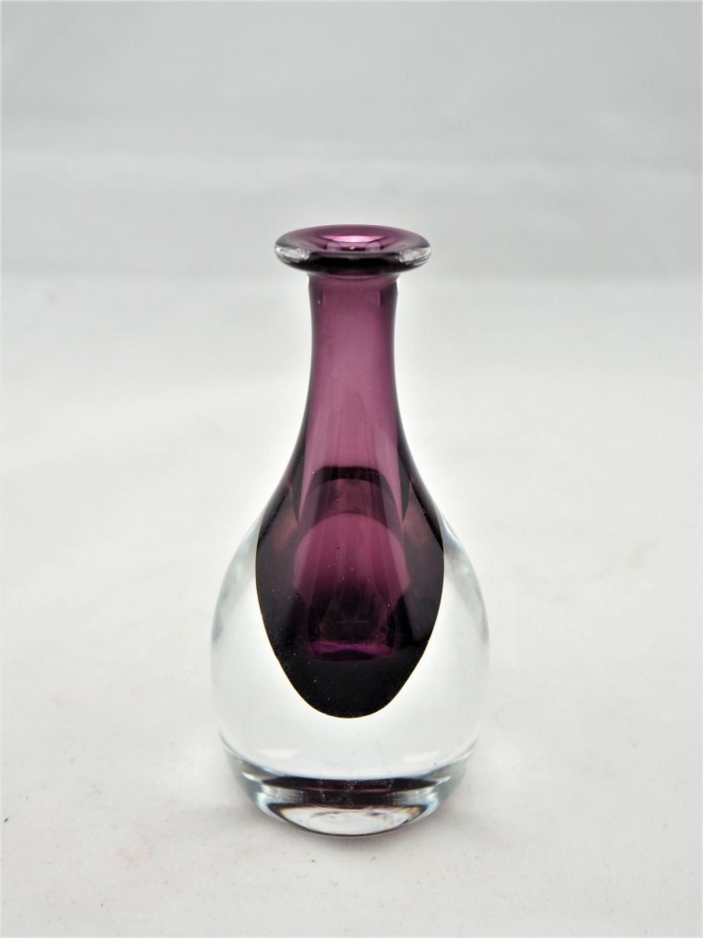 Flakon, Glasstudio Hetalaga, 1988, Schwedenschwerer Flakon mit violettem Einschluss, am