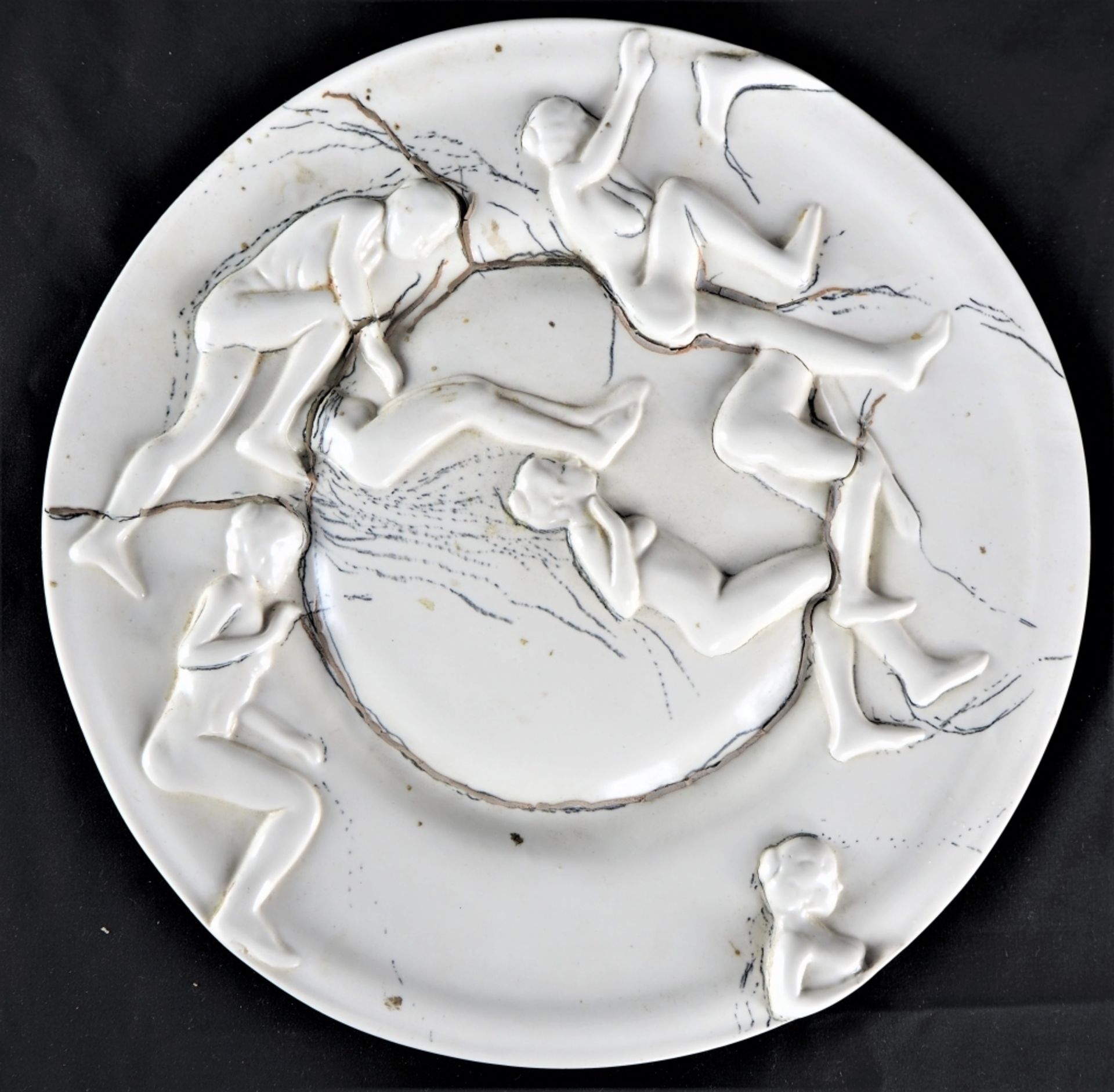 Keramik-Teller, Künstlerarbeitweiße Keramik, mit halbplastischen Damenakten, diese hervo