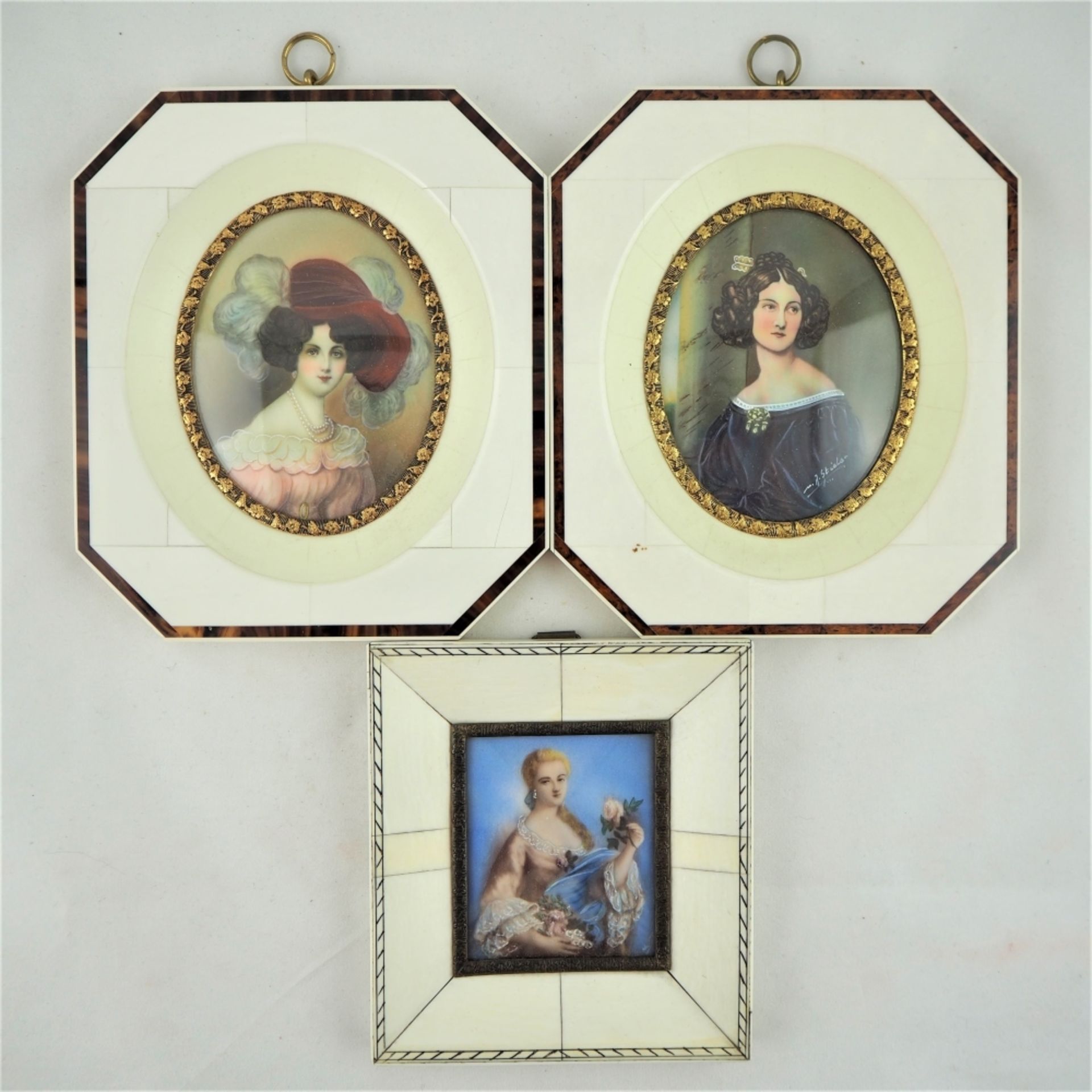 Drei Miniaturen Damenprofile,zweimal oval, einmal viereckig, Rahmen aus Elfenbein, zweim