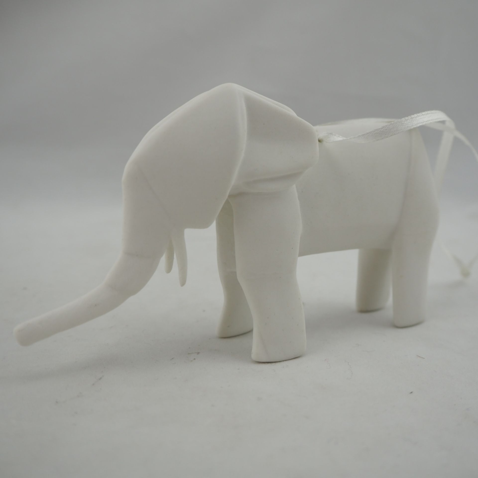 Elefant BiskuitporzellanKleiner Elefant aus Biskuitporzellan, zum Aufhängen. H.7,5cm, L. - Bild 2 aus 2