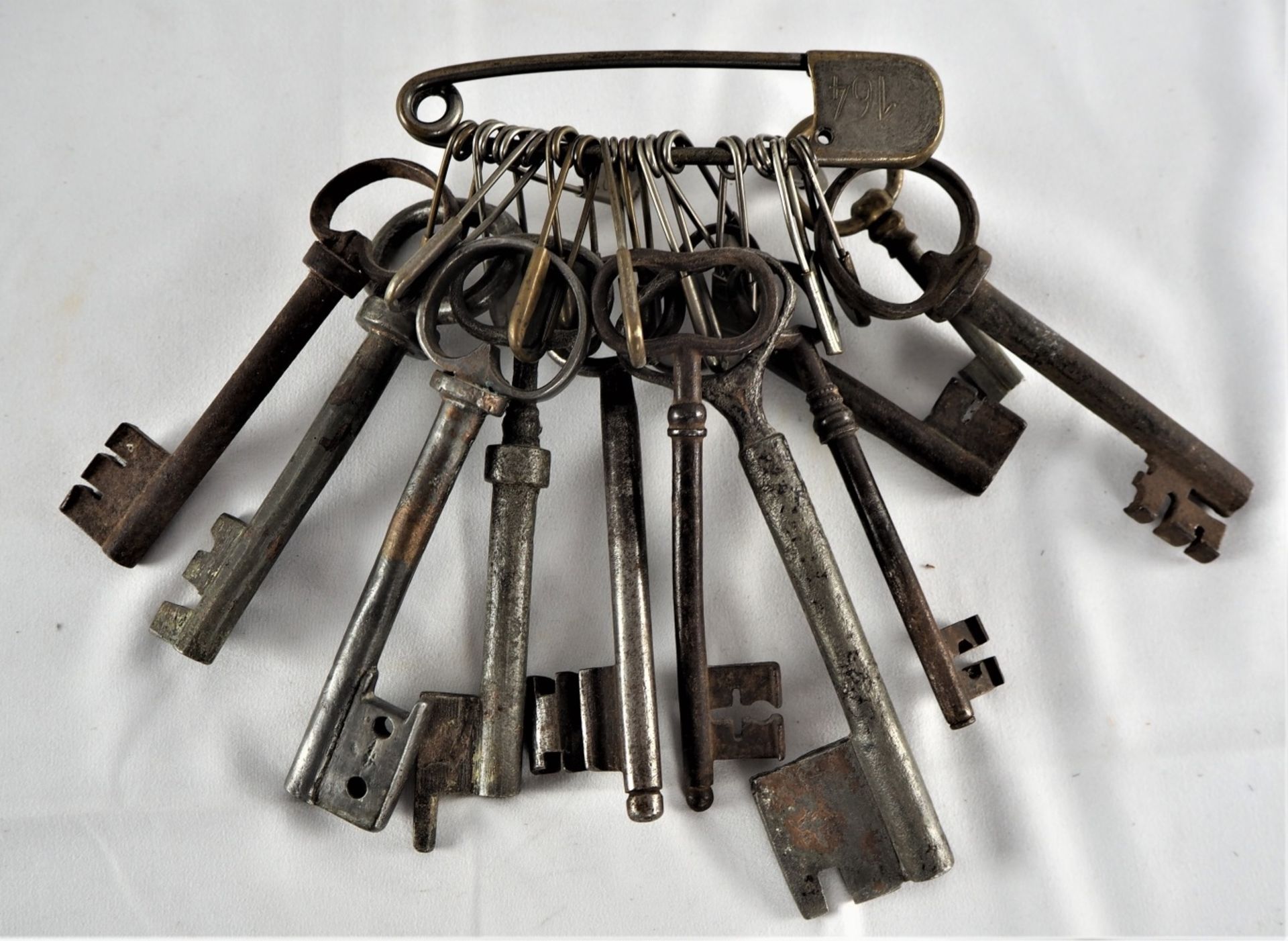 Sammlung großer Schlüssel, 11 Stückaus Metall, zum Teil geschmiedet, verschiedene Formen