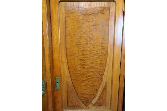 aus Esche, teils massiv, teils furniert. Sehr stabile Ausführung und