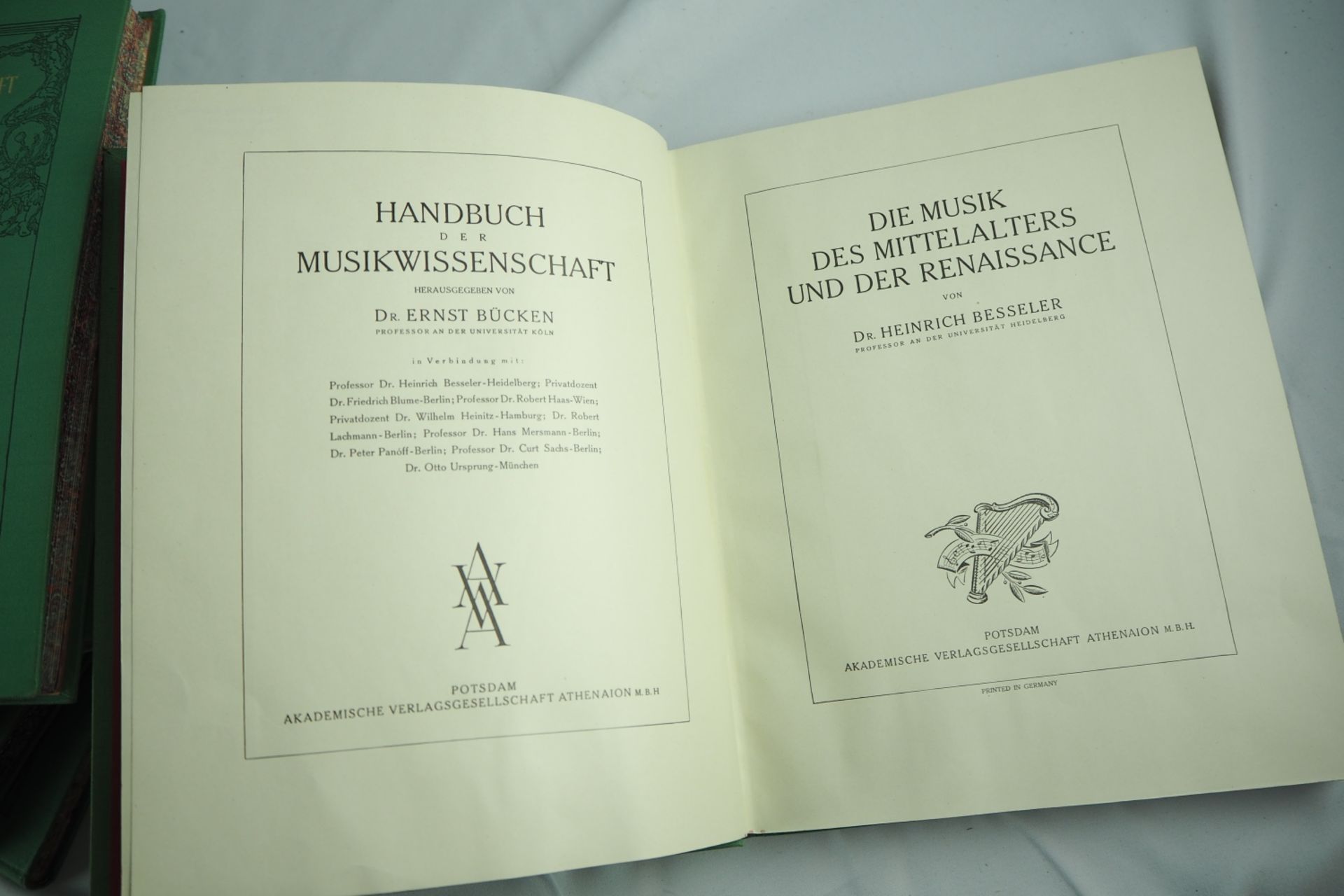 Handbuch der Musikwissenschaft - Bild 3 aus 3