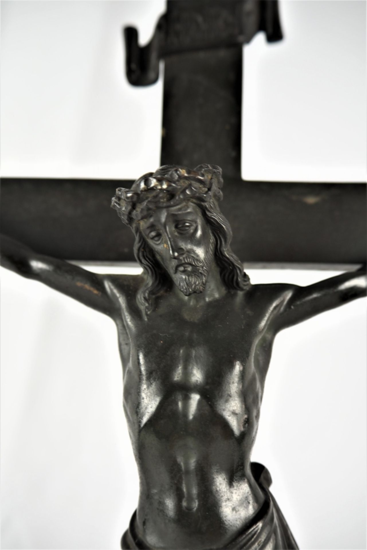 Schweres Bronze-Tischkreuz, Mitte 19. Jh. - Bild 2 aus 6