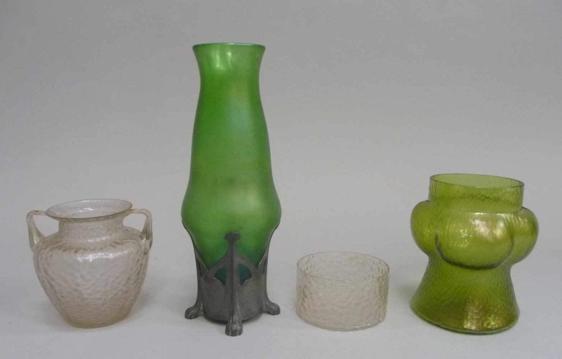 Jugendstil-Glaskonvolut (Böhmen/ um 1900), 4 Teile: 3x Vasen, und 1x Schale<
